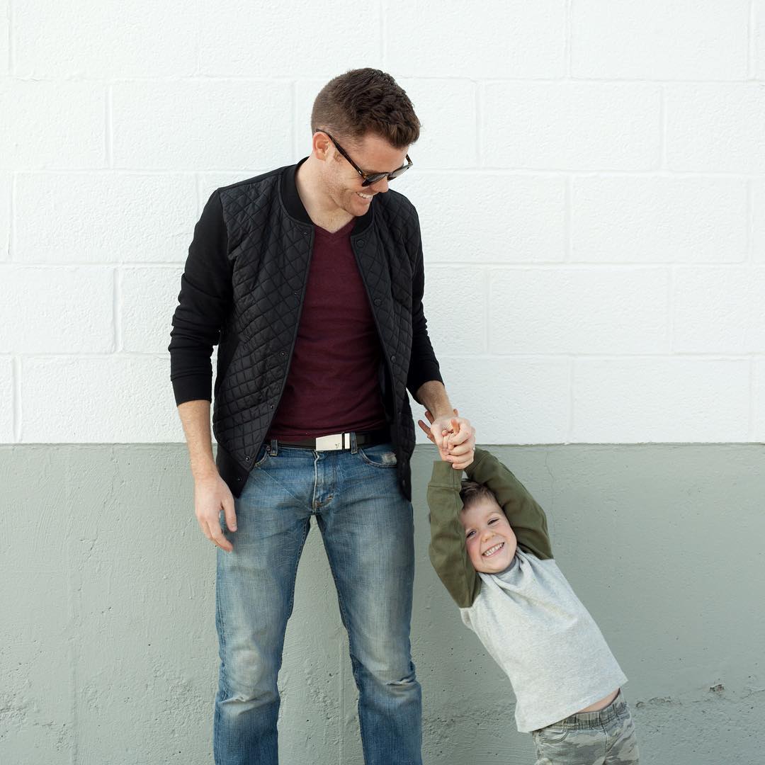 Familienfotos zeigen eine verspielte Seite von Brandons Leben, die im Kontrast zu seinem geschäftsorientierten beruflichen Profil steht. Er und Shelby haben vier Söhne großgezogen, während er beruflich in den Bereichen Fotografie, Werbung und kreatives Design tätig war. | Quelle: Instagram/brandonosmond