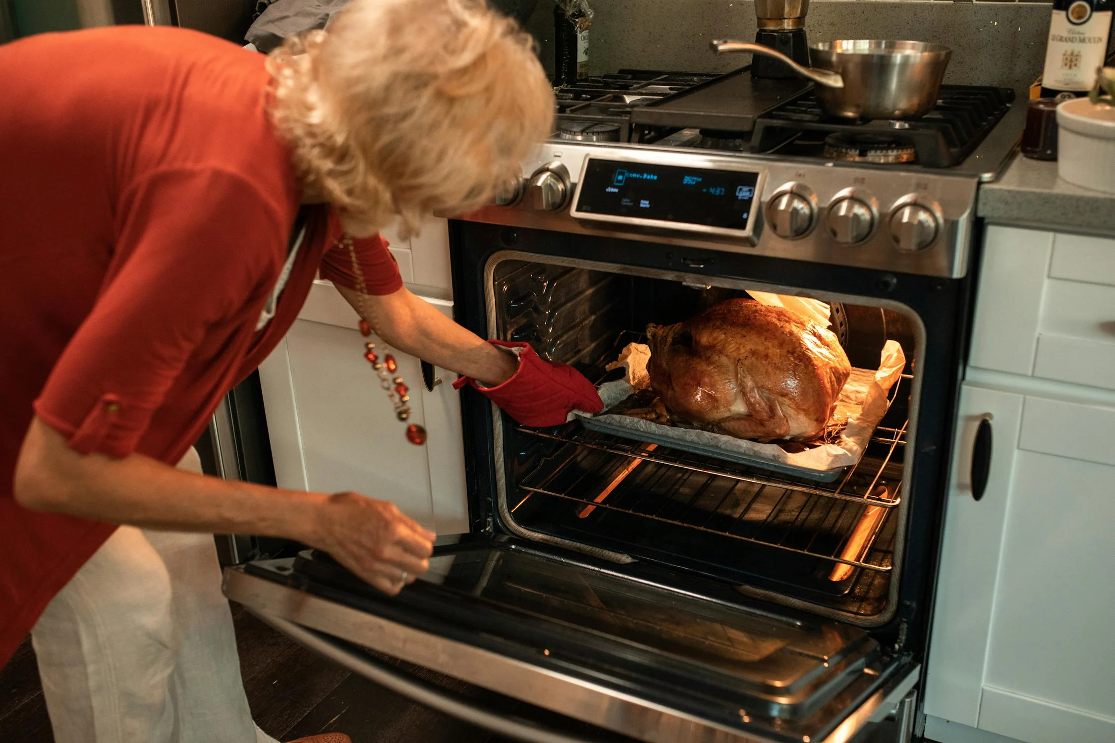 Eine Frau beim Kochen für Thanksgiving | Quelle: Pexels