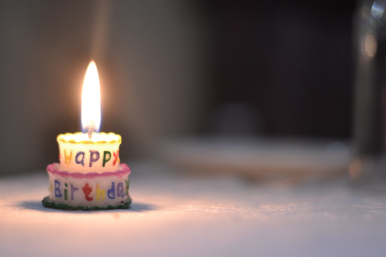 Eine Kerze mit der Aufschrift "Happy Birthday" | Quelle: Pixabay