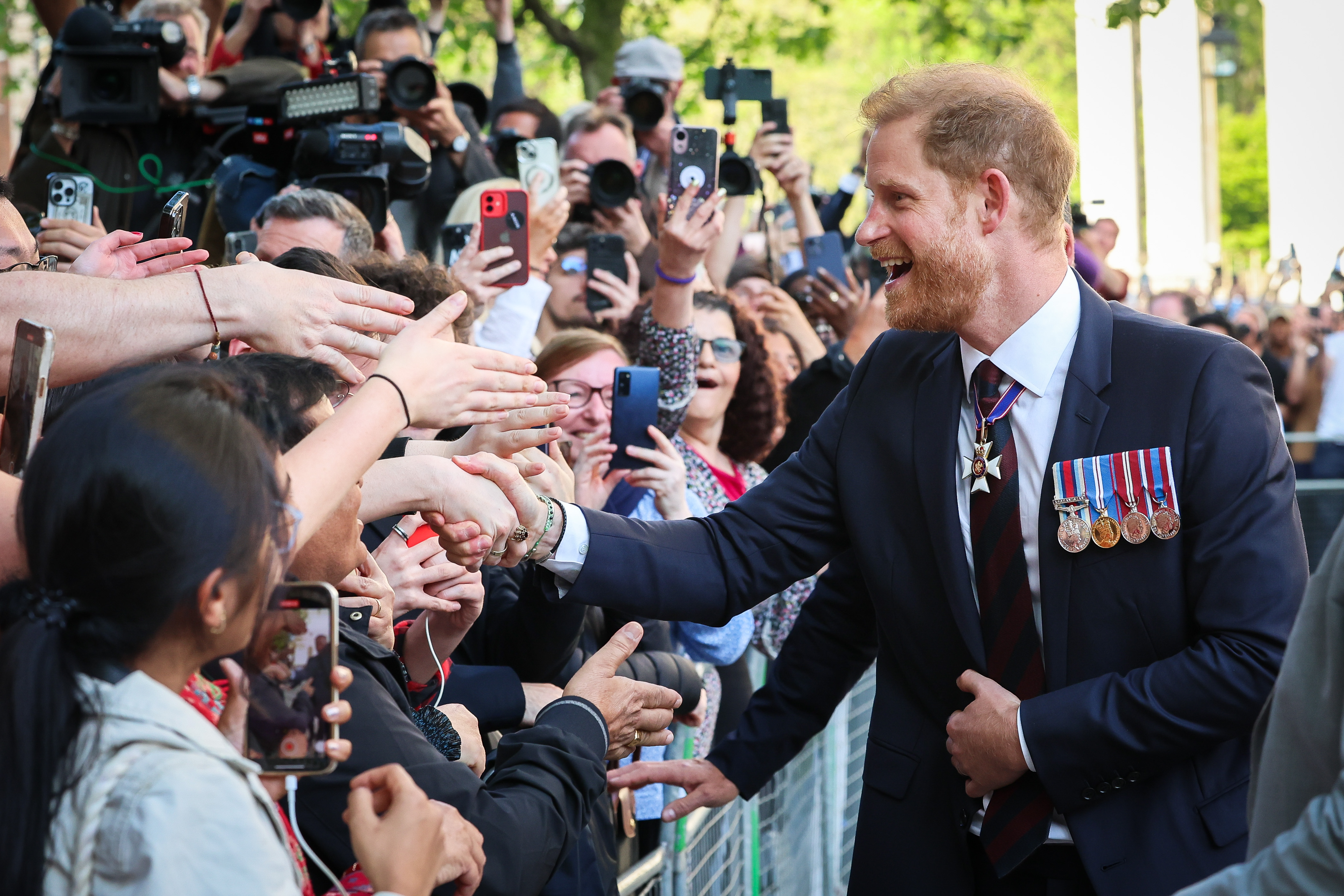 Prinz Harry grüßt die Öffentlichkeit beim Verlassen des 10. Jubiläumsgottesdienstes der Invictus Games Foundation in London, England am 8. Mai 2024 | Quelle: Getty Images