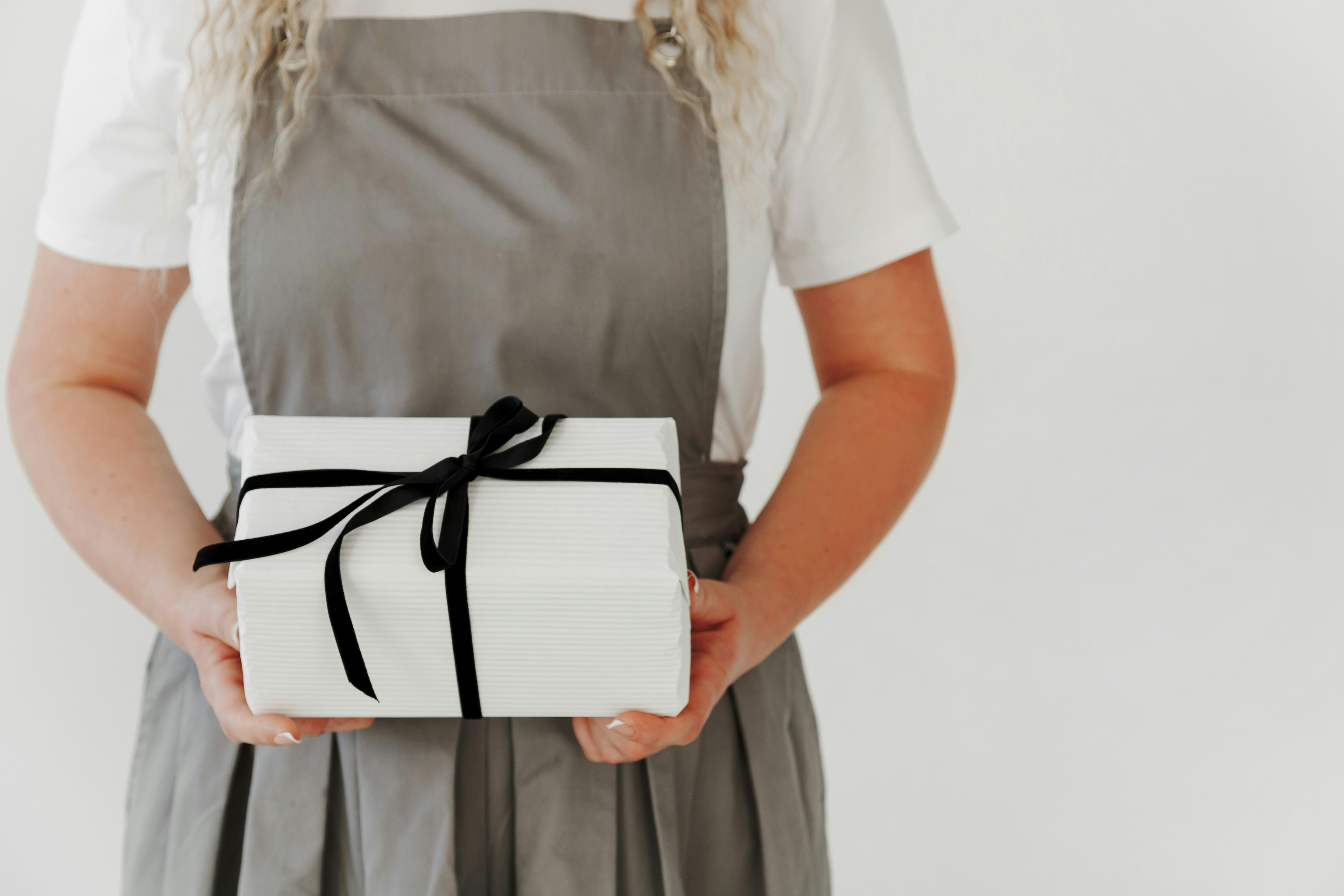 Eine Frau, die ein Geschenk hält | Quelle: Unsplash