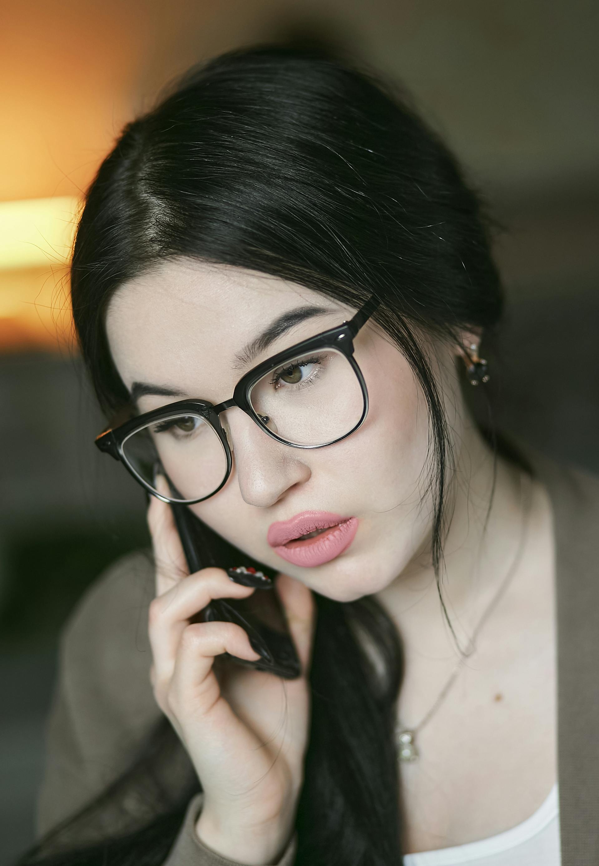 Eine verwirrt aussehende Frau, die in ihr Handy spricht | Quelle: Pexels