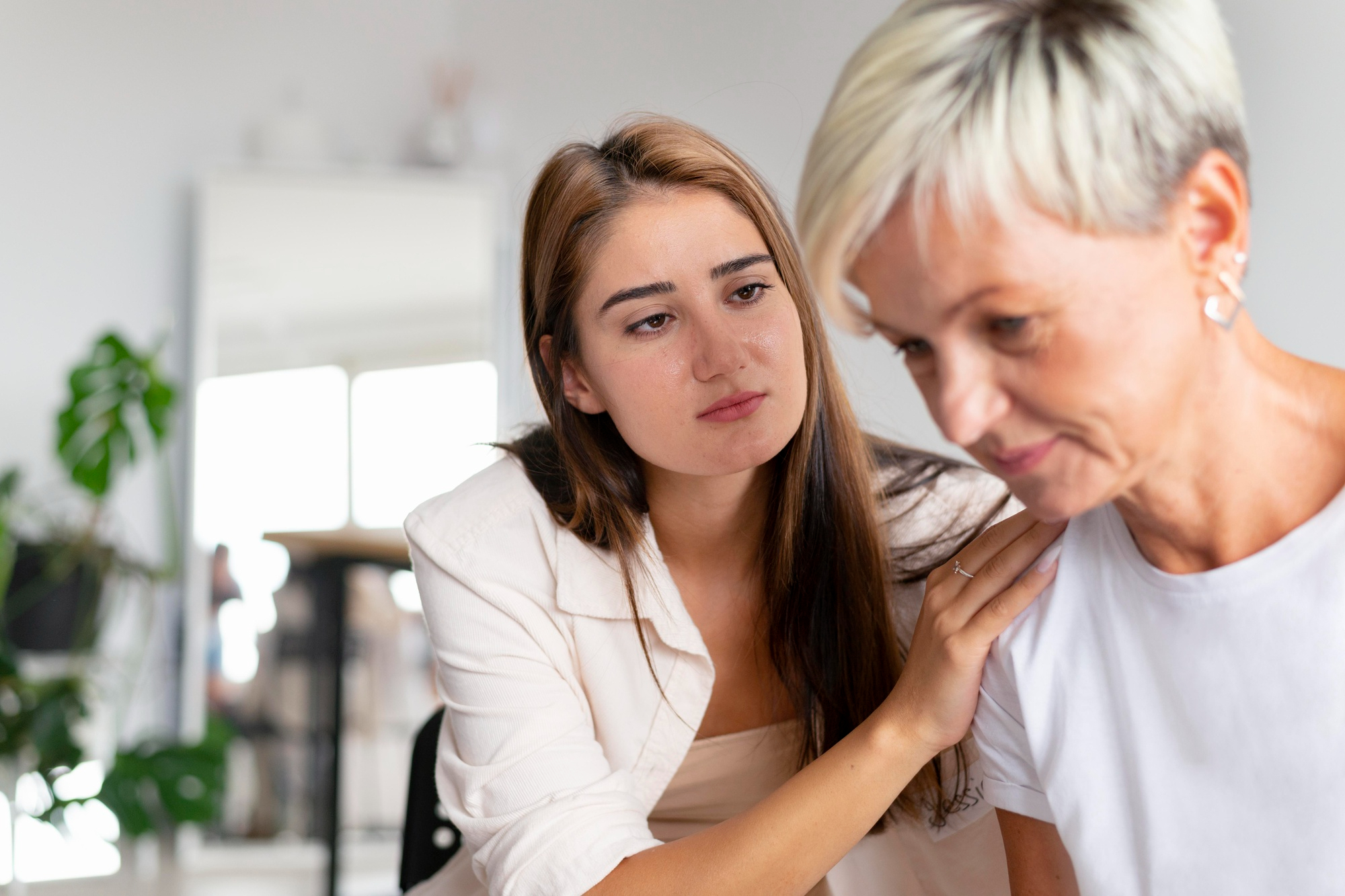 Eine jüngere Frau versucht, eine ältere zu trösten | Quelle: Pexels