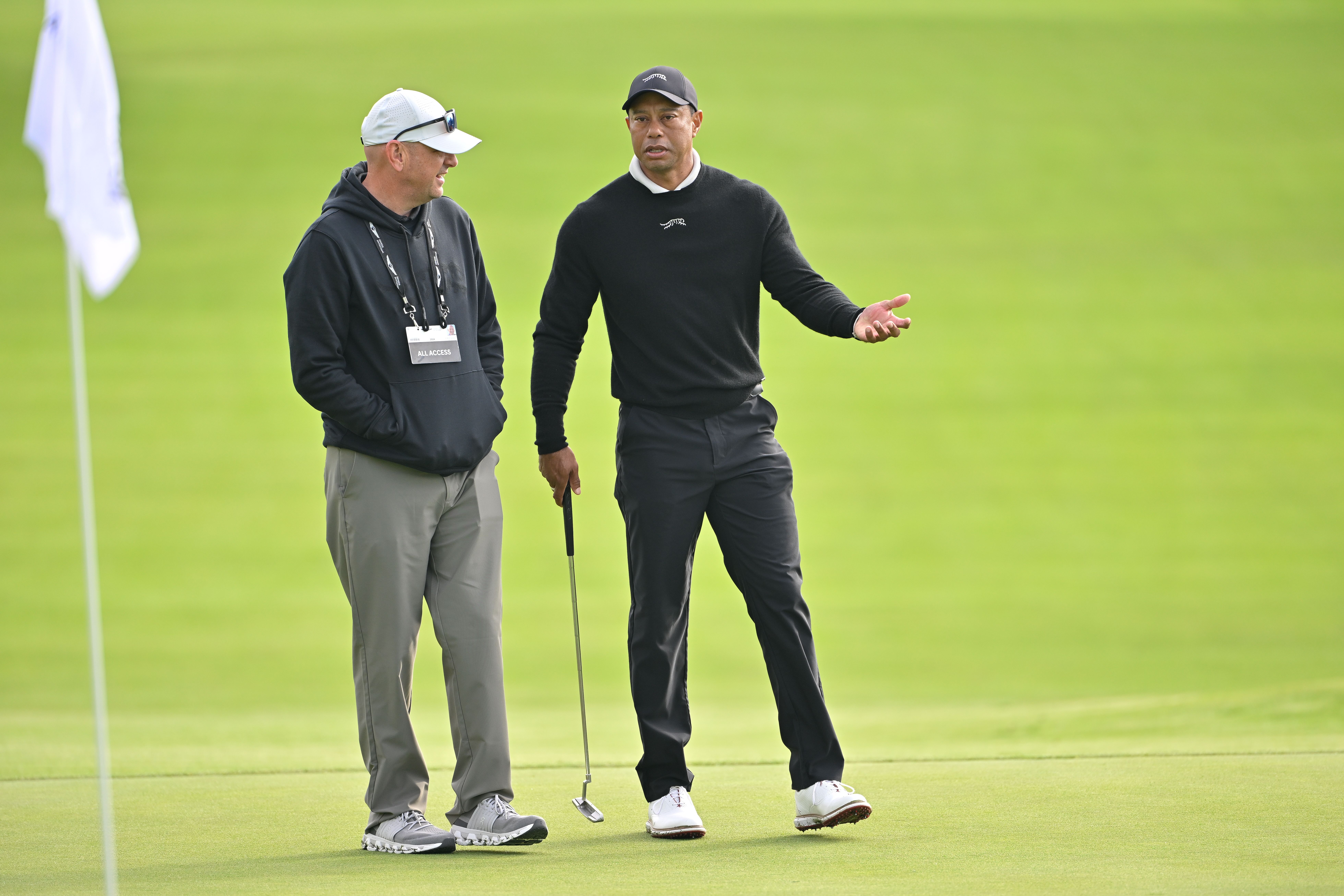 Rob McNamara und Tiger Woods im Gespräch vor dem Genesis Invitational in Pacific Palisades, Kalifornien am 14. Februar 2024 | Quelle: Getty Images