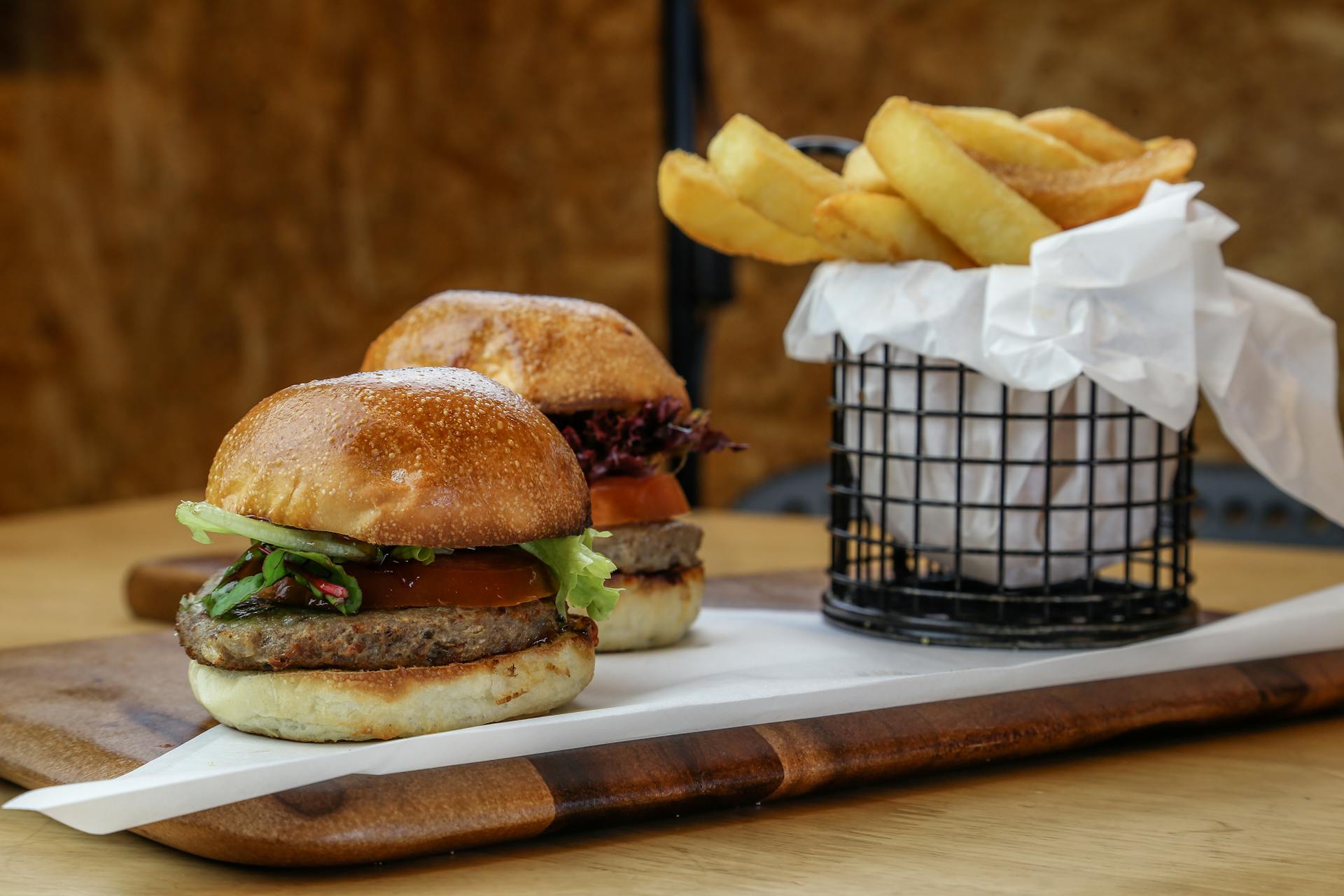 Ein Tablett mit Burgern und Pommes frites | Quelle: Pexels