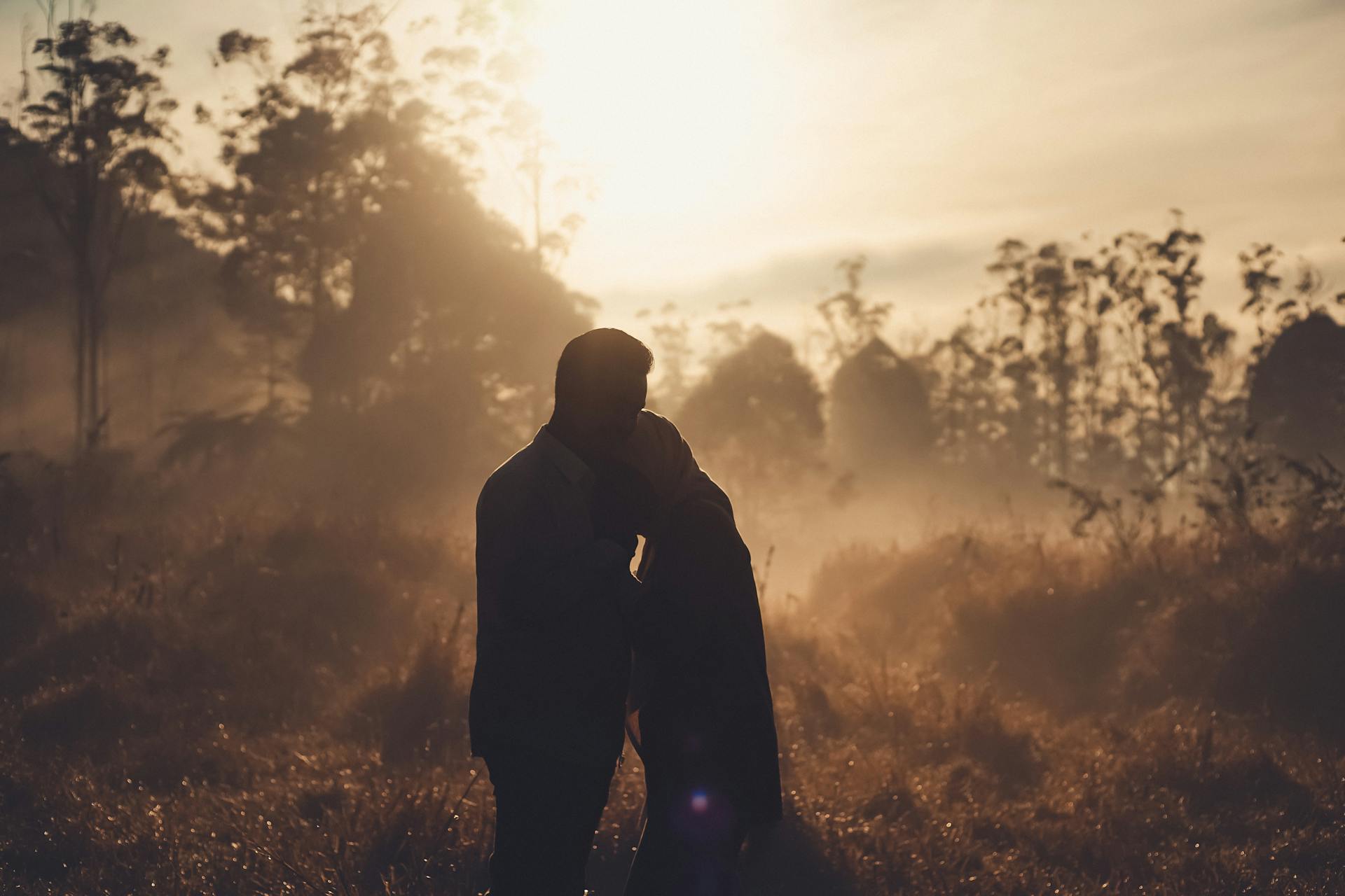 Die Silhouette eines Paares auf einem Feld | Quelle: Pexels