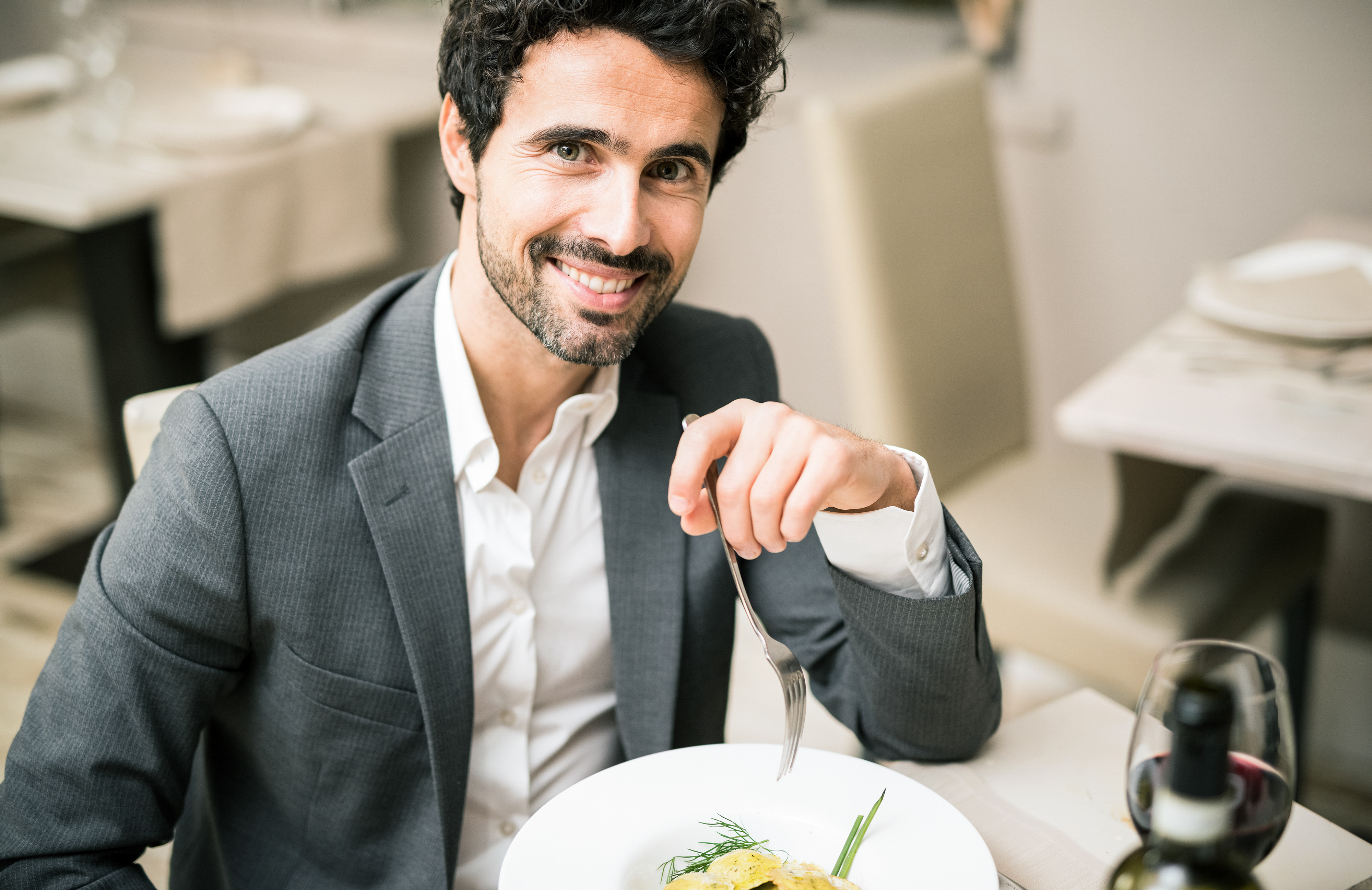 Mann beim Mittagessen in einem Restaurant | Quelle: Shutterstock
