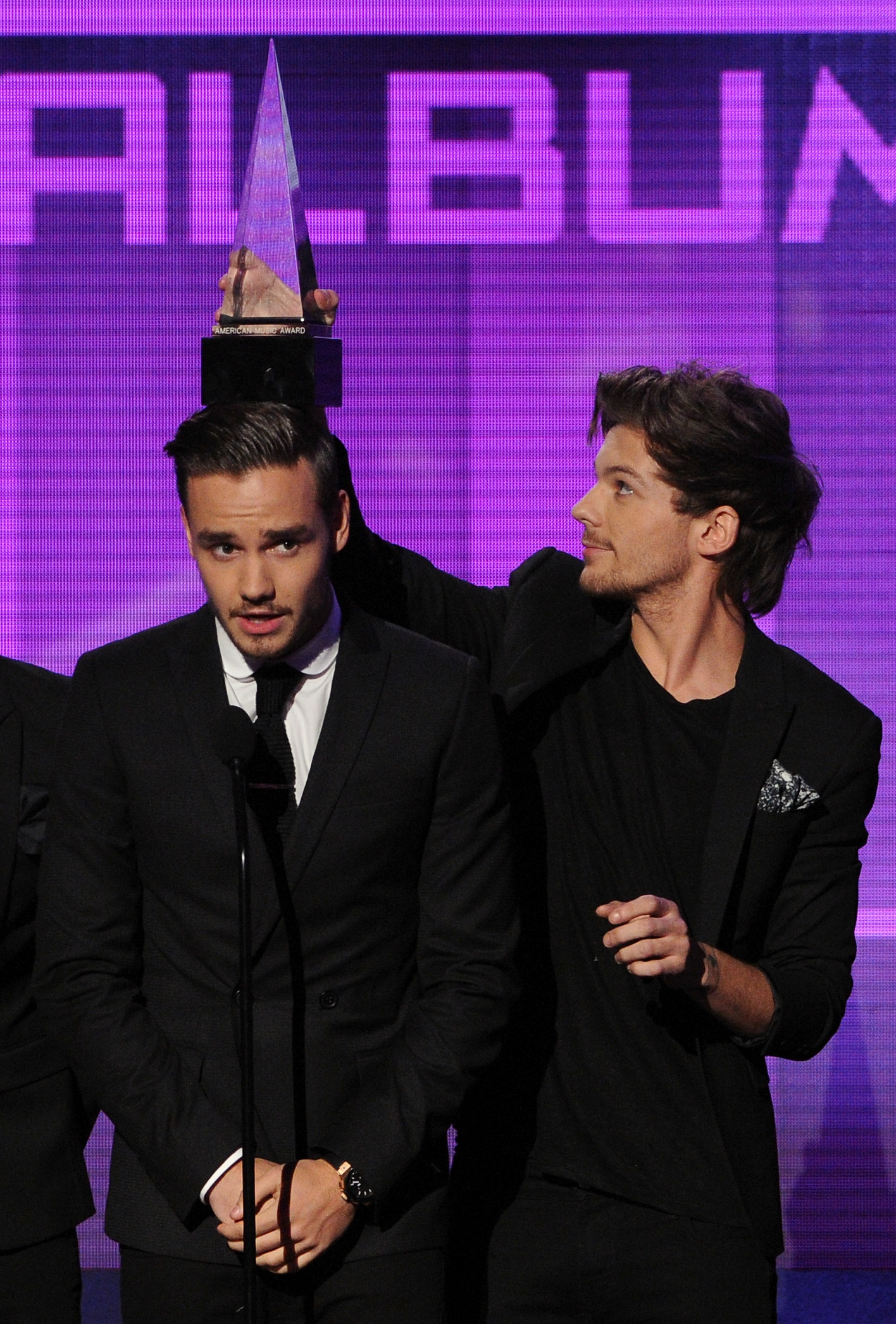 Liam Payne und Louis Tomlinson nehmen den Preis für das beliebteste Pop/Rock-Album bei den American Music Awards 2013 am 24. November 2013 entgegen | Quelle: Getty Images