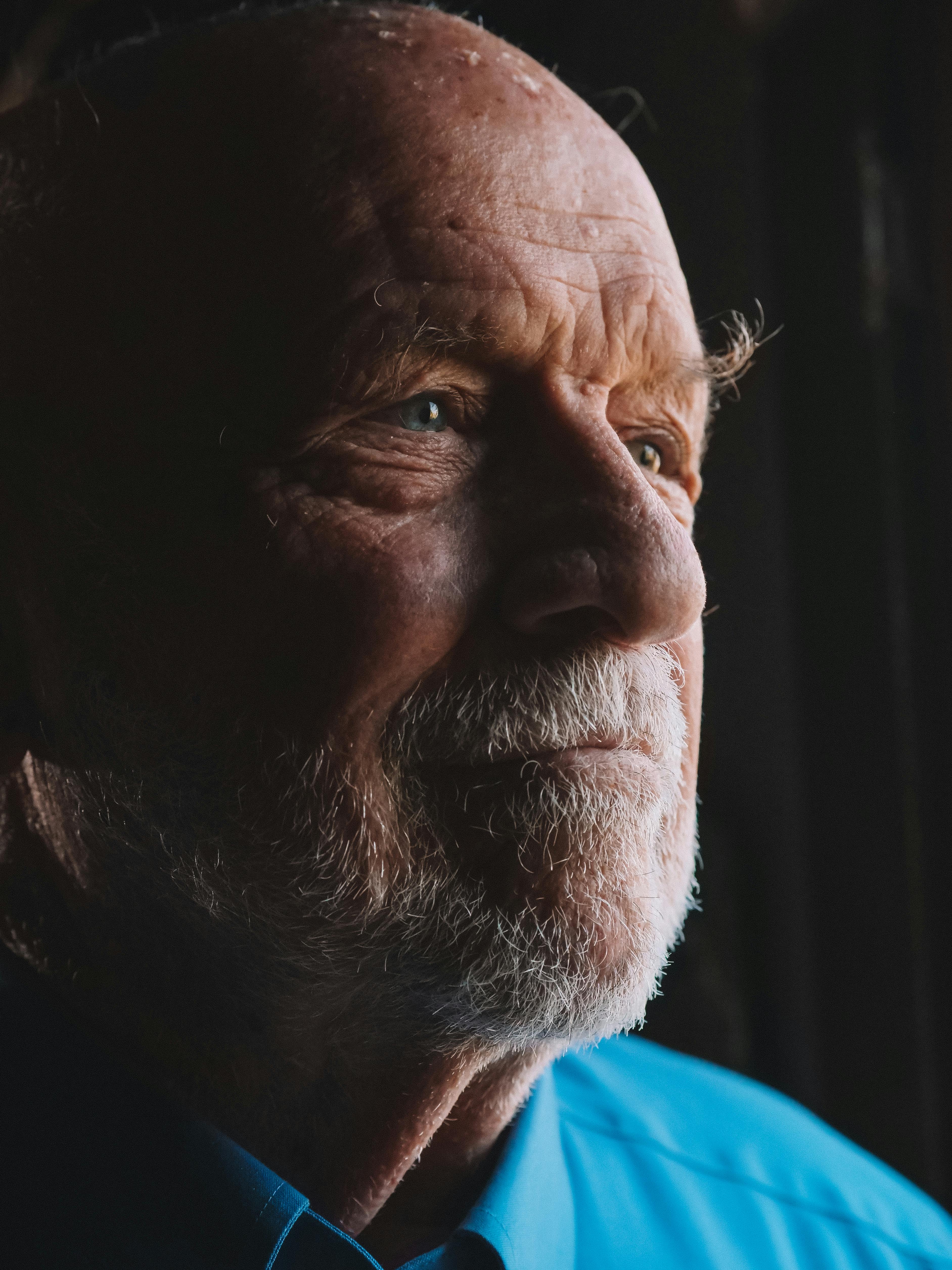 Ein Mann, der vor sich hin starrt | Quelle: Pexels