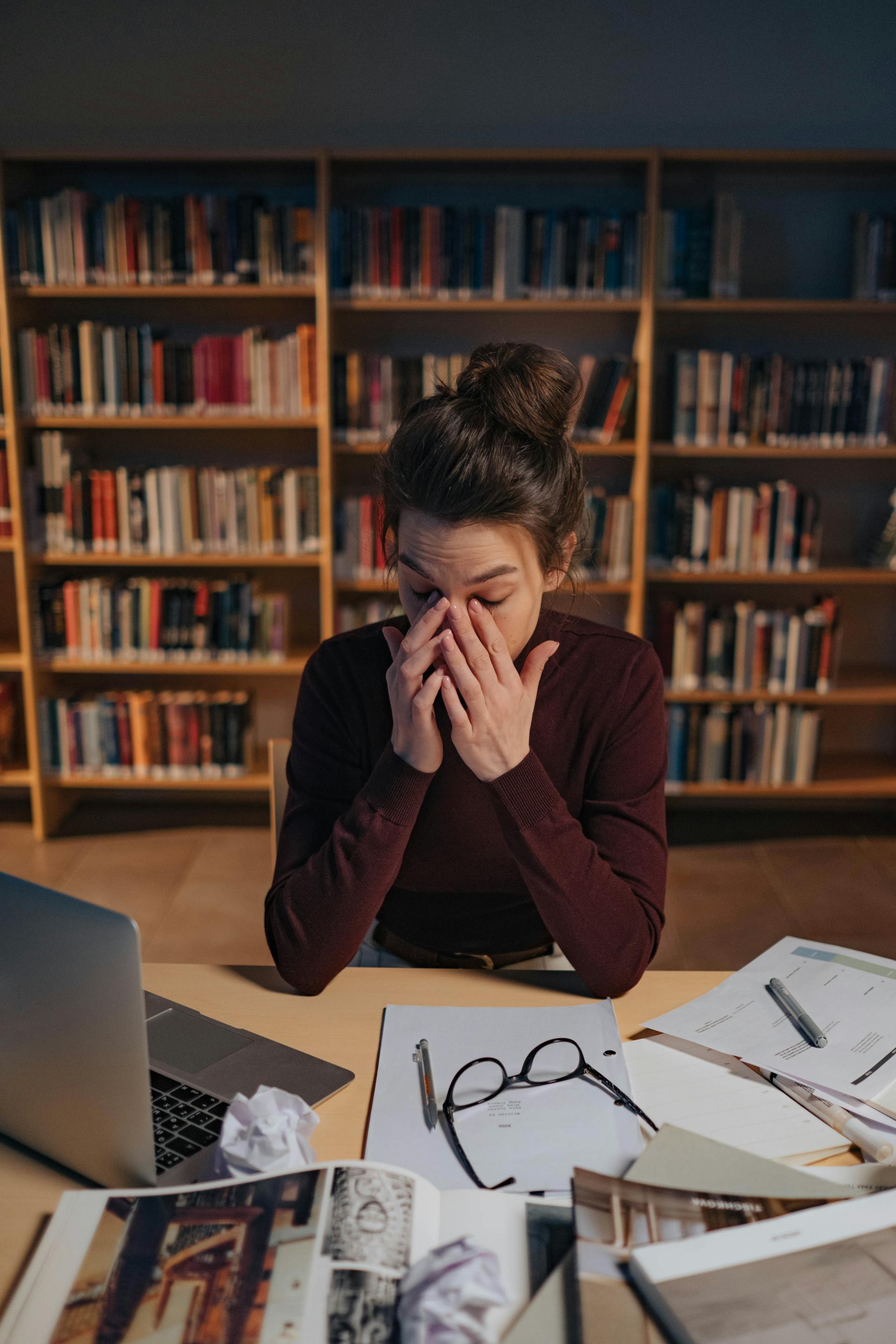 Eine Frau studiert in einer Bibliothek | Quelle: Pexels