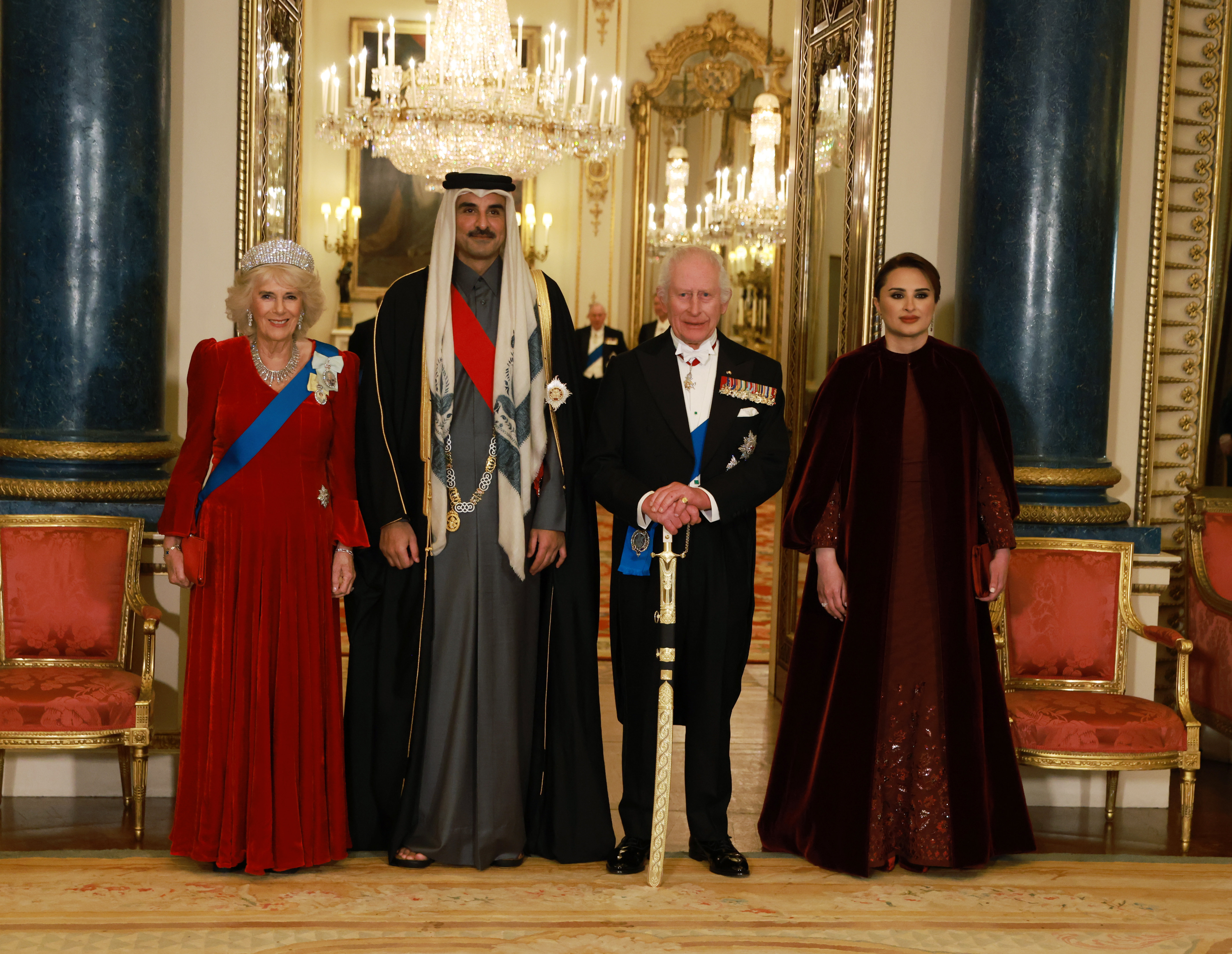 Königin Camilla, Scheich Tamim bin Hamad Al Thani, König Charles III. und Scheichin Jawaher bint Hamad bin Suhaim Al Thani nehmen am 3. Dezember 2024 am Staatsbankett im Buckingham Palace in London teil | Quelle: Getty Images