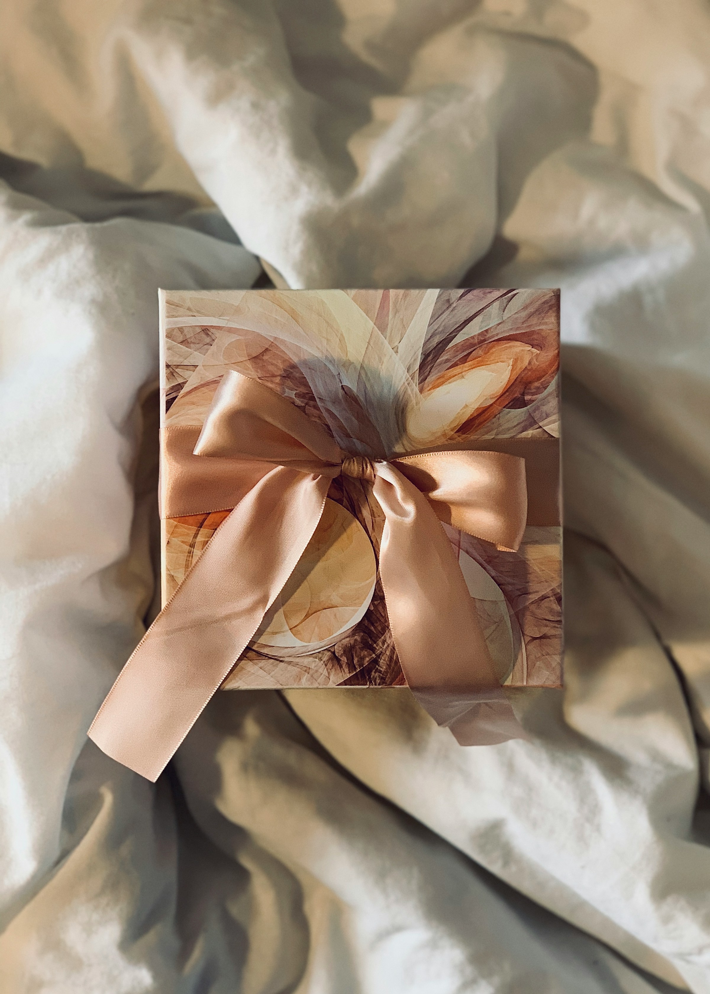 Ein Geschenkkarton mit einer Schleife | Quelle: Pexels