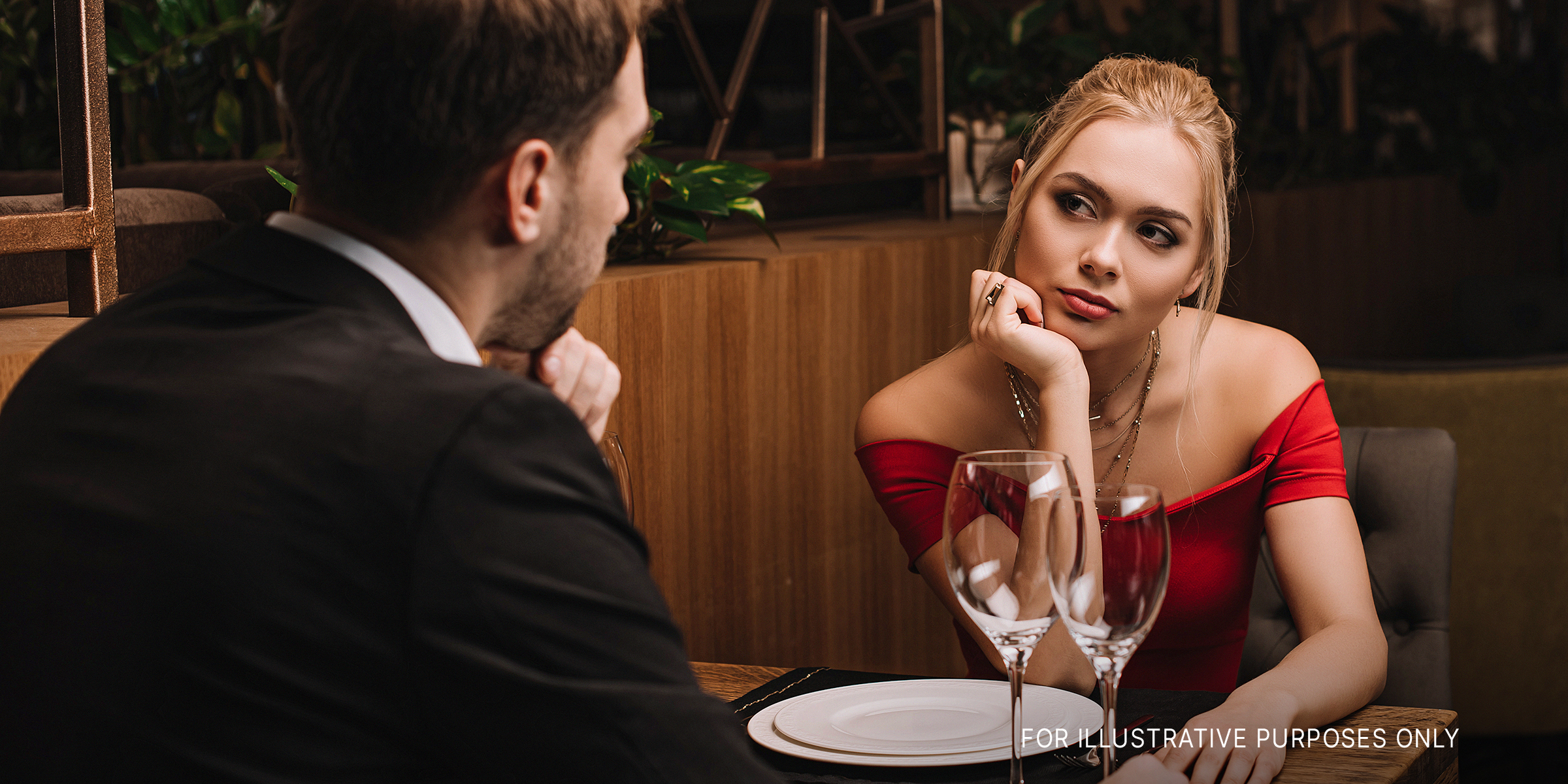 Ehepaar in einem Restaurant | Quelle: Shutterstock