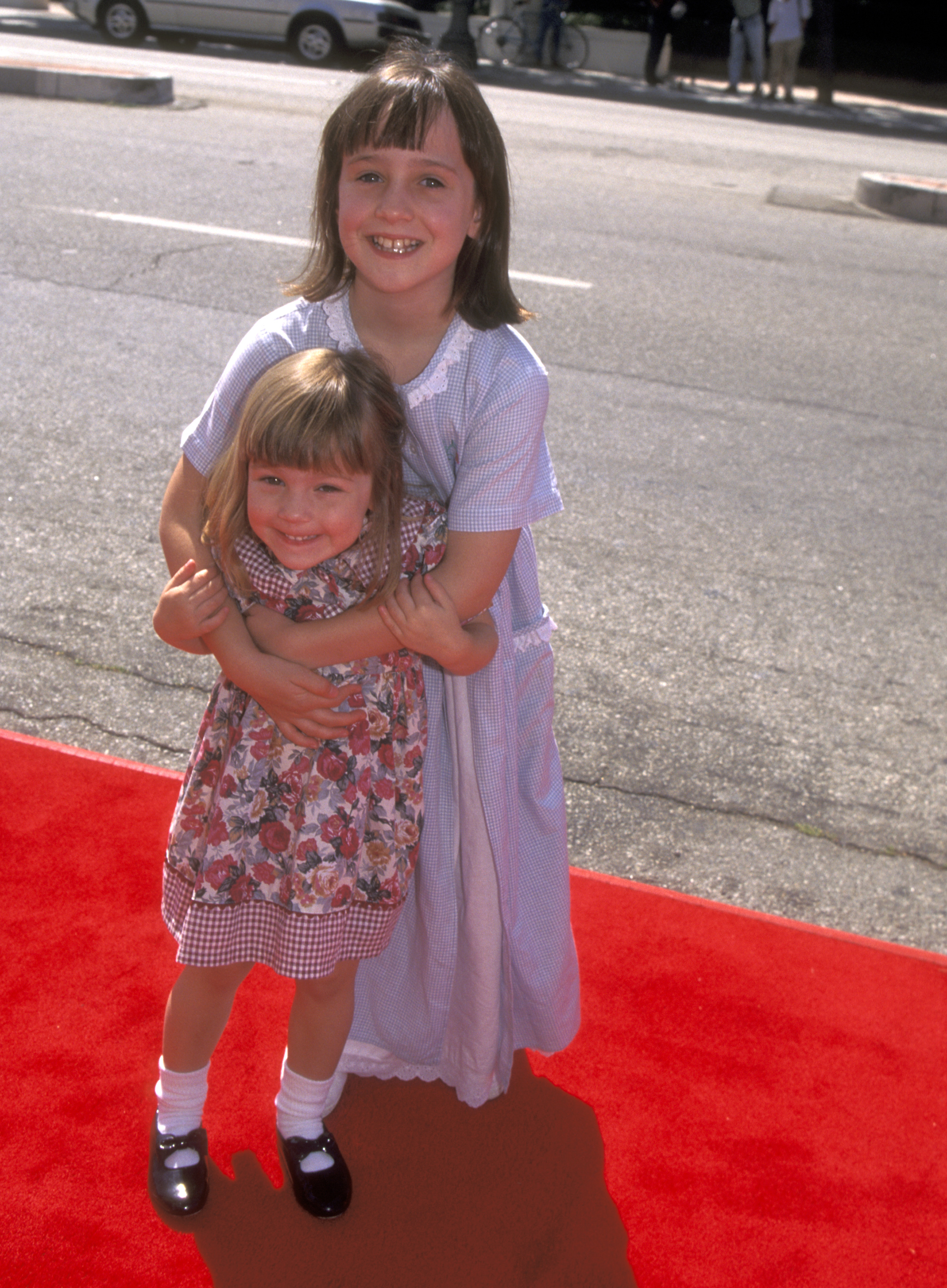 Mara Wilson und Anna Wilson bei der Culver City Premiere von "Matilda, 1996" | Quelle: Getty Images
