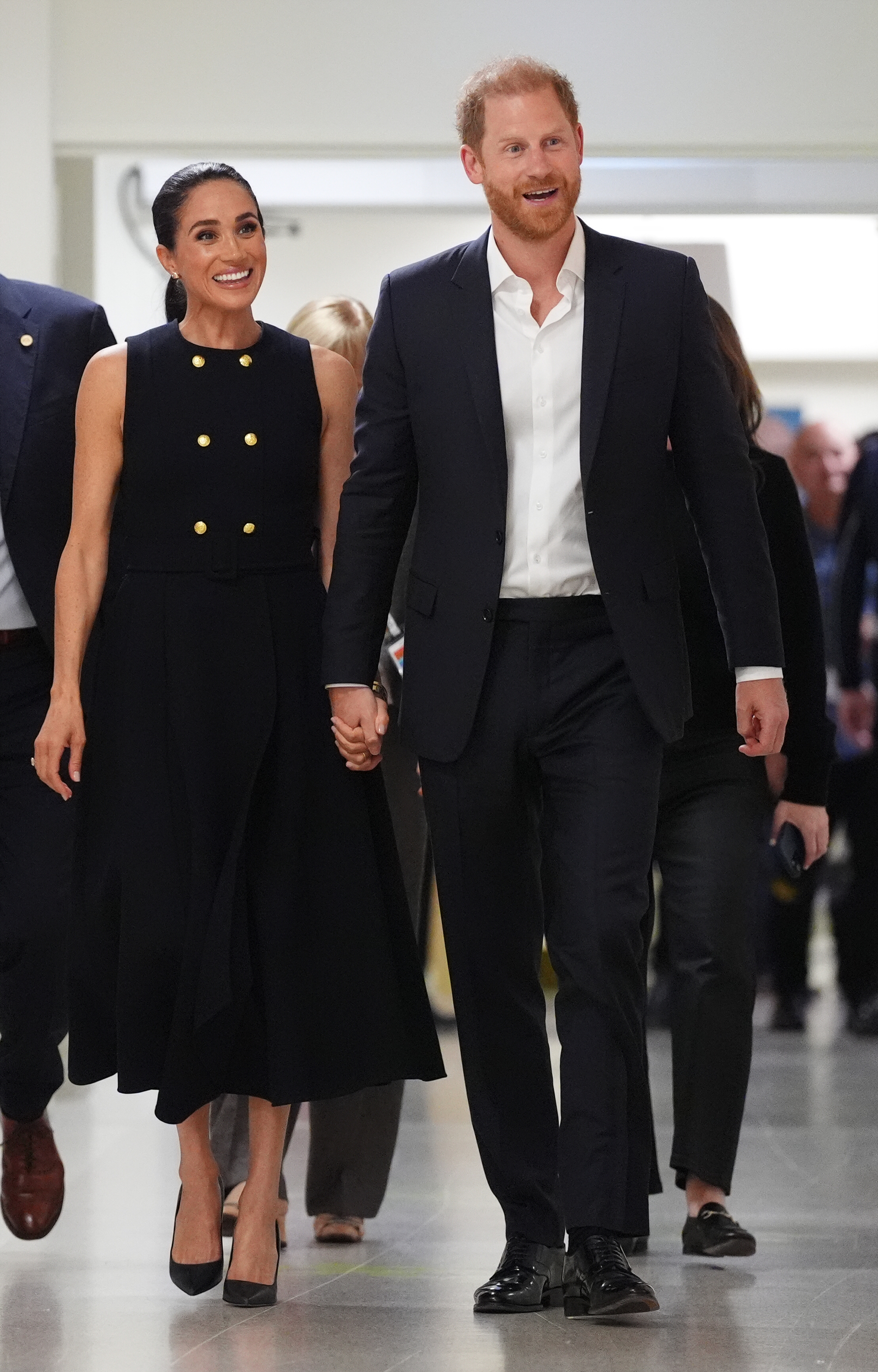 Prinz Harry und Meghan Markle haben sich 2020 aus ihren Aufgaben als aktive Mitglieder des Königshauses zurückgezogen. Obwohl sie ihre Titel als Herzog und Herzogin von Sussex behalten haben, nehmen sie keine offiziellen Verpflichtungen mehr im Namen der Monarchin wahr. | Quelle: Getty Images