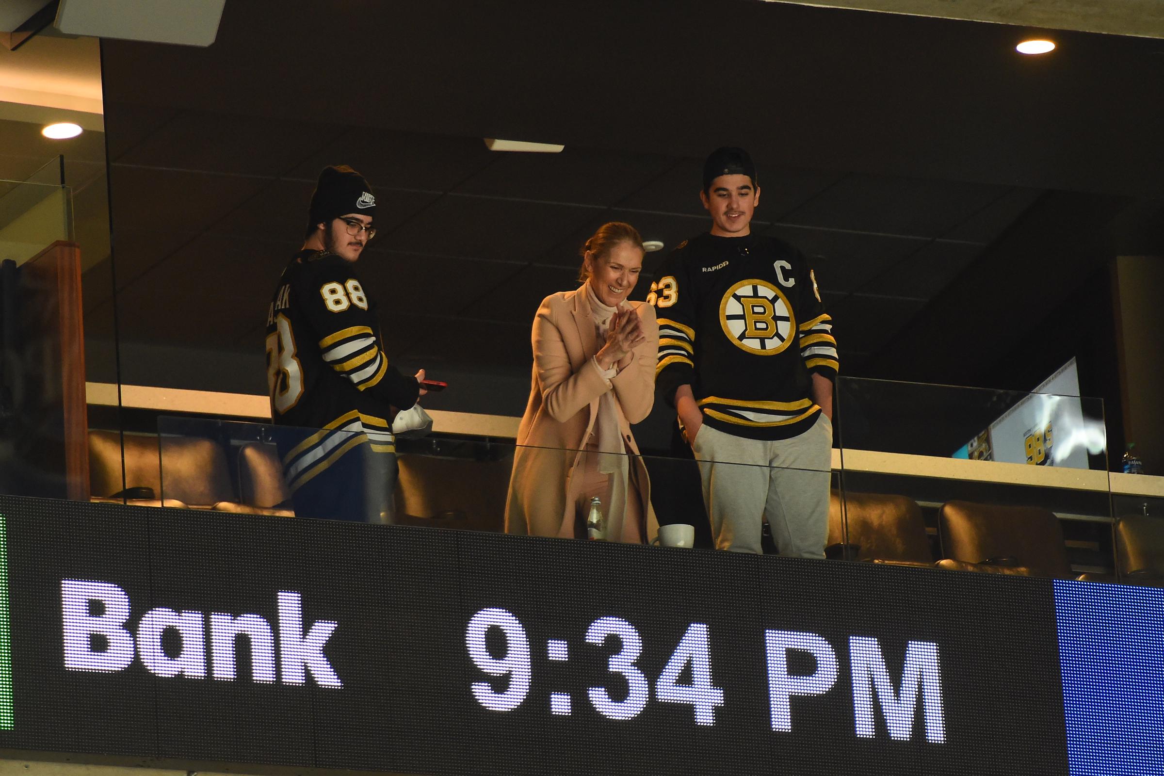 Céline Dion mit ihren Zwillingssöhnen bei einem Eishockeyspiel am 21. März 2024 in Boston, Massachusetts. | Quelle: Getty Images