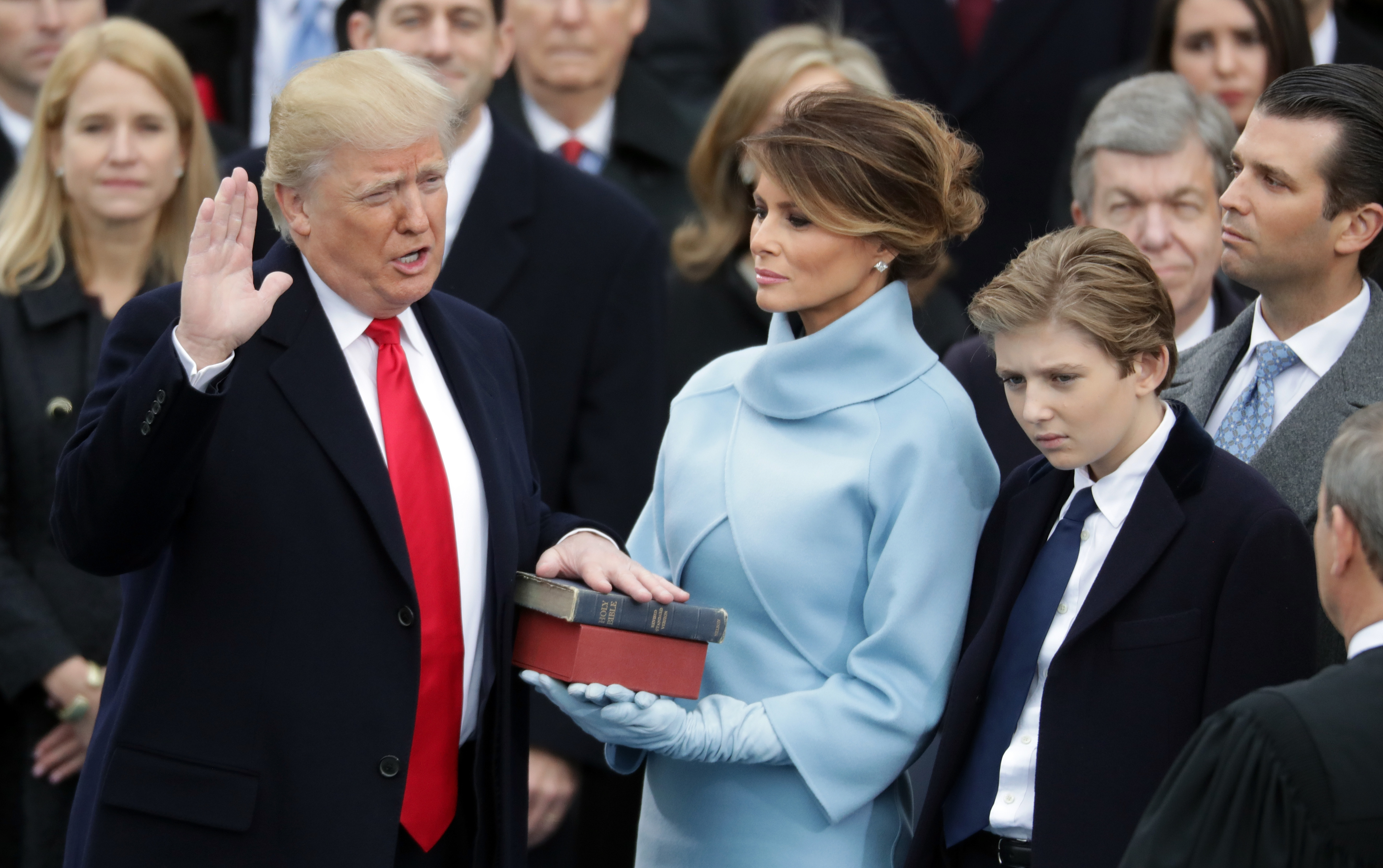 Donald Trump legt den Amtseid ab, während Melania Trump die Bibel hält und Barron Trump zuschaut, in Washington, DC | Quelle: Getty Images