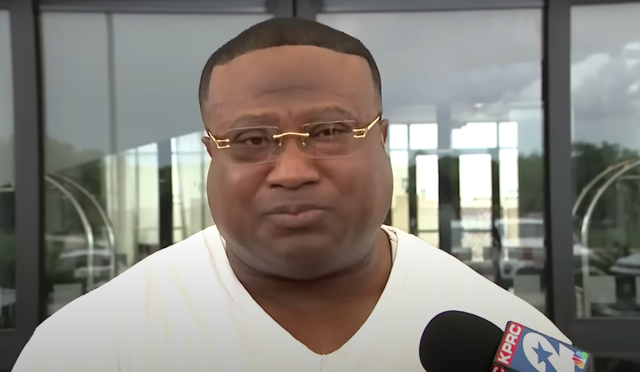 Ein Screenshot von Quanell, der emotional wird, während er die schrecklichen und unzüchtigen Handlungen beschreibt, die Farias' Mutter ihm antat, gepostet am 5. Juli 2023 | Quelle: YouTube.com/FOX 26 Houston