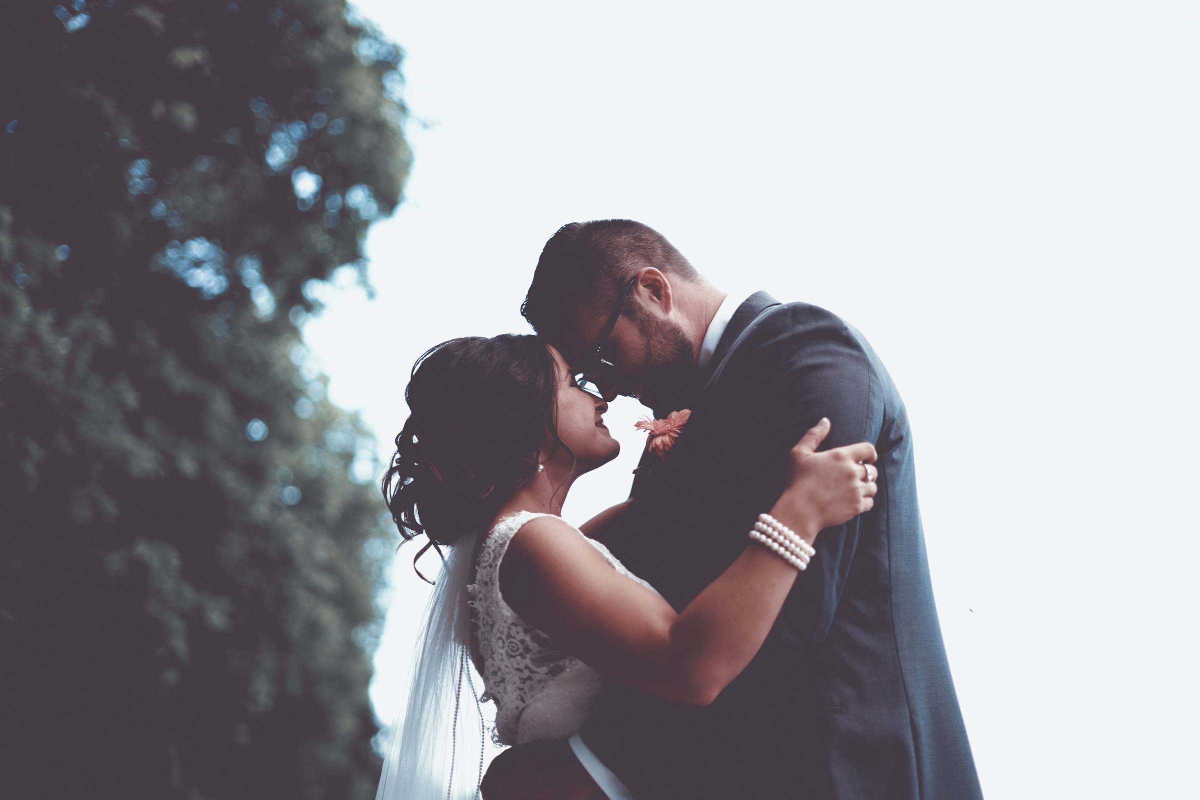 Eine Umarmung zwischen Braut und Bräutigam | Quelle: Unsplash