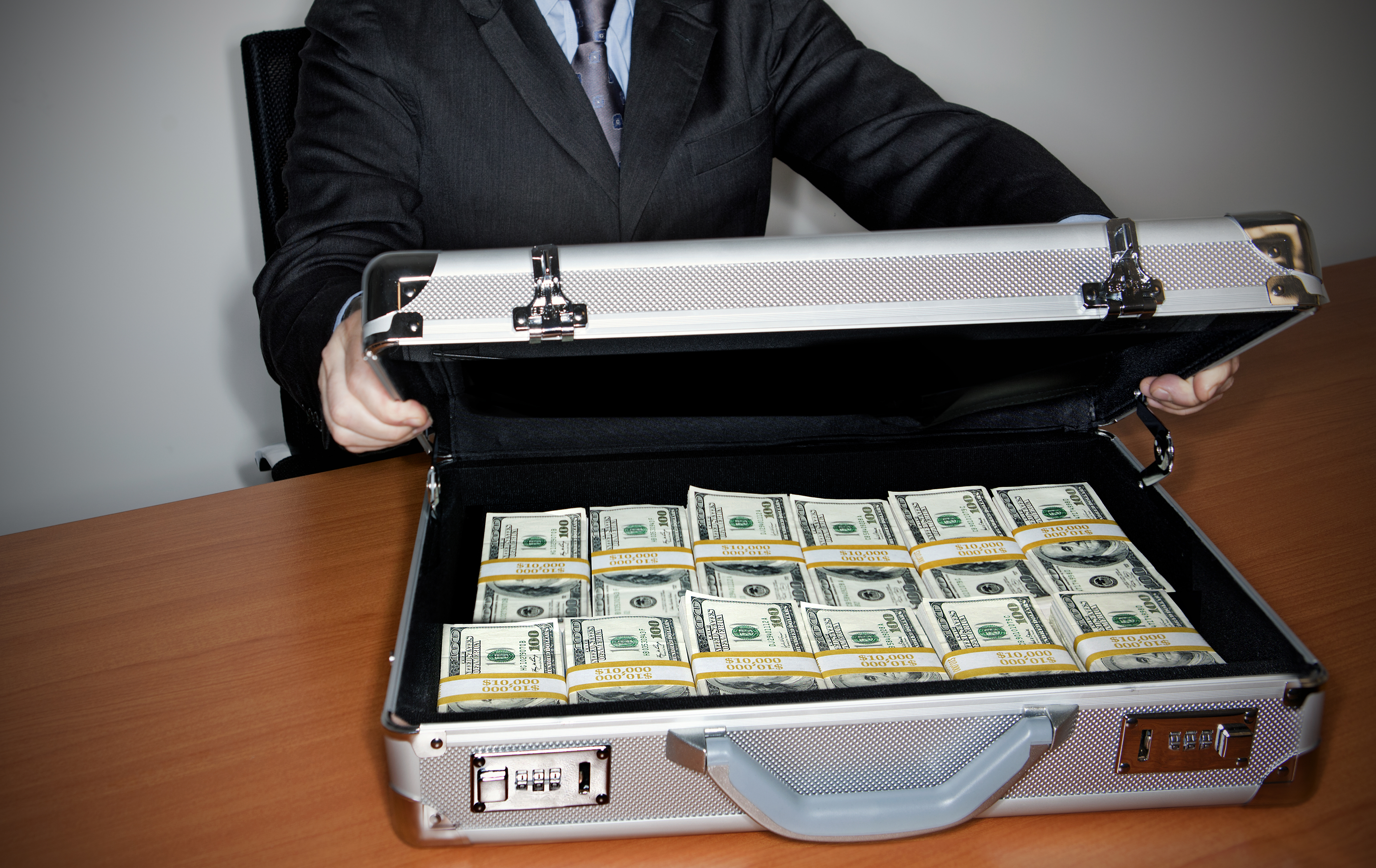 Eine volle Kiste mit Geld | Quelle: Getty Images