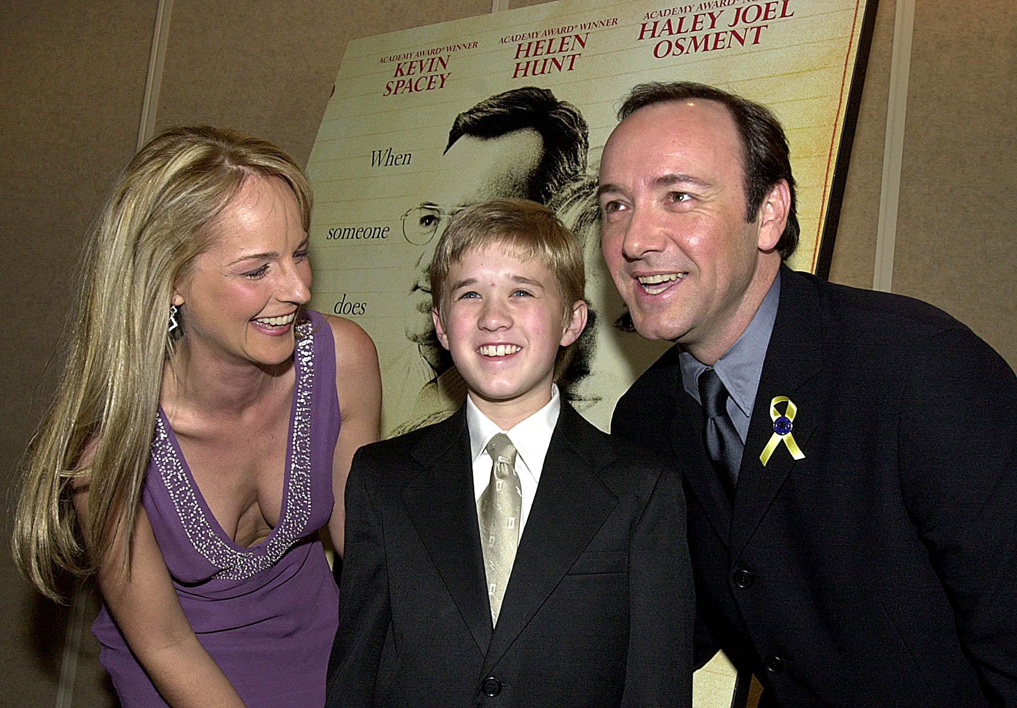 Helen Hunt, Haley Osment und Kevin Spacey posieren bei der Premiere von "Pay It Forward", 2000 | Quelle: Getty Images