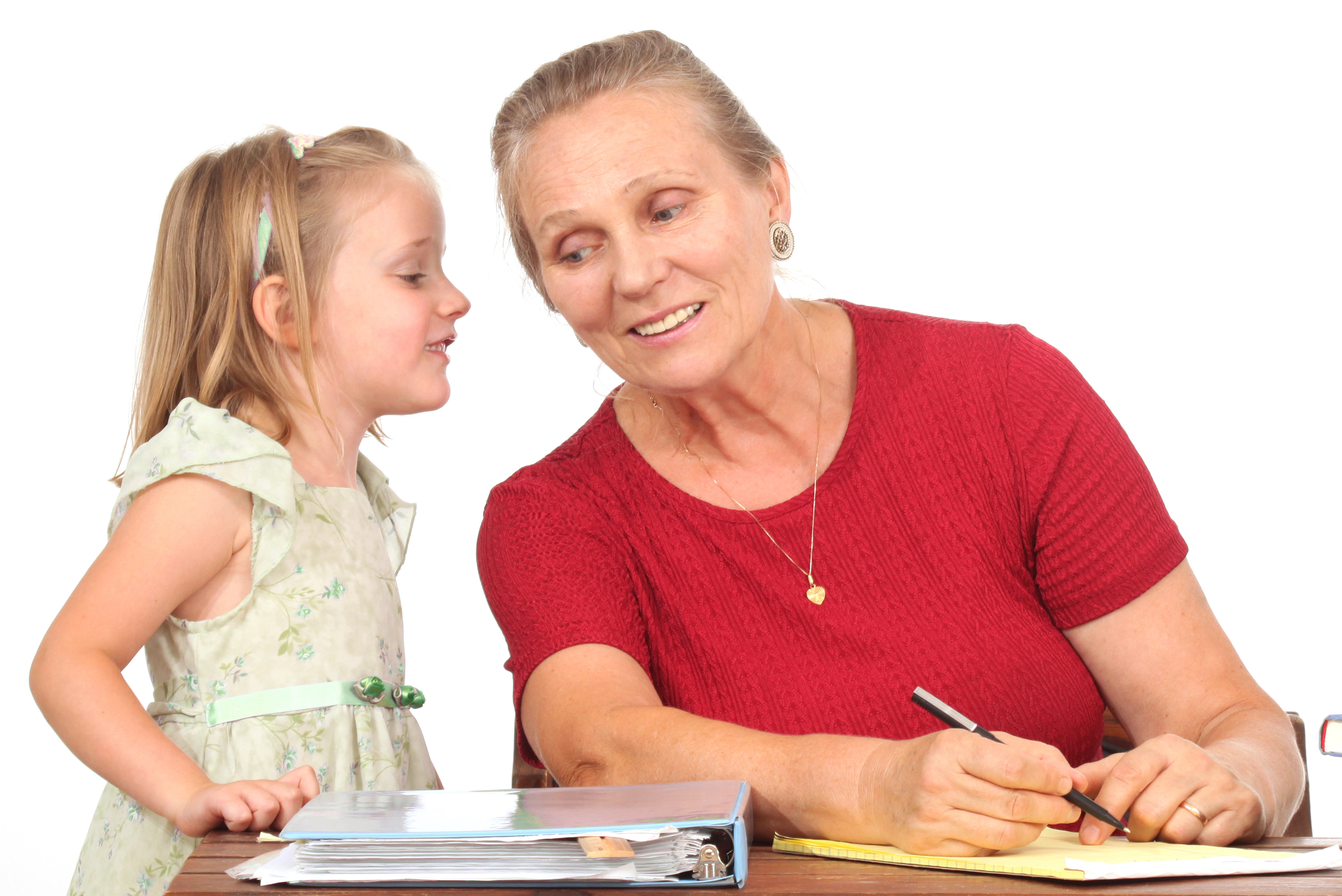 Eine ältere Frau und ein kleines Mädchen, das ihr ins Ohr flüstert | Quelle: Shutterstock