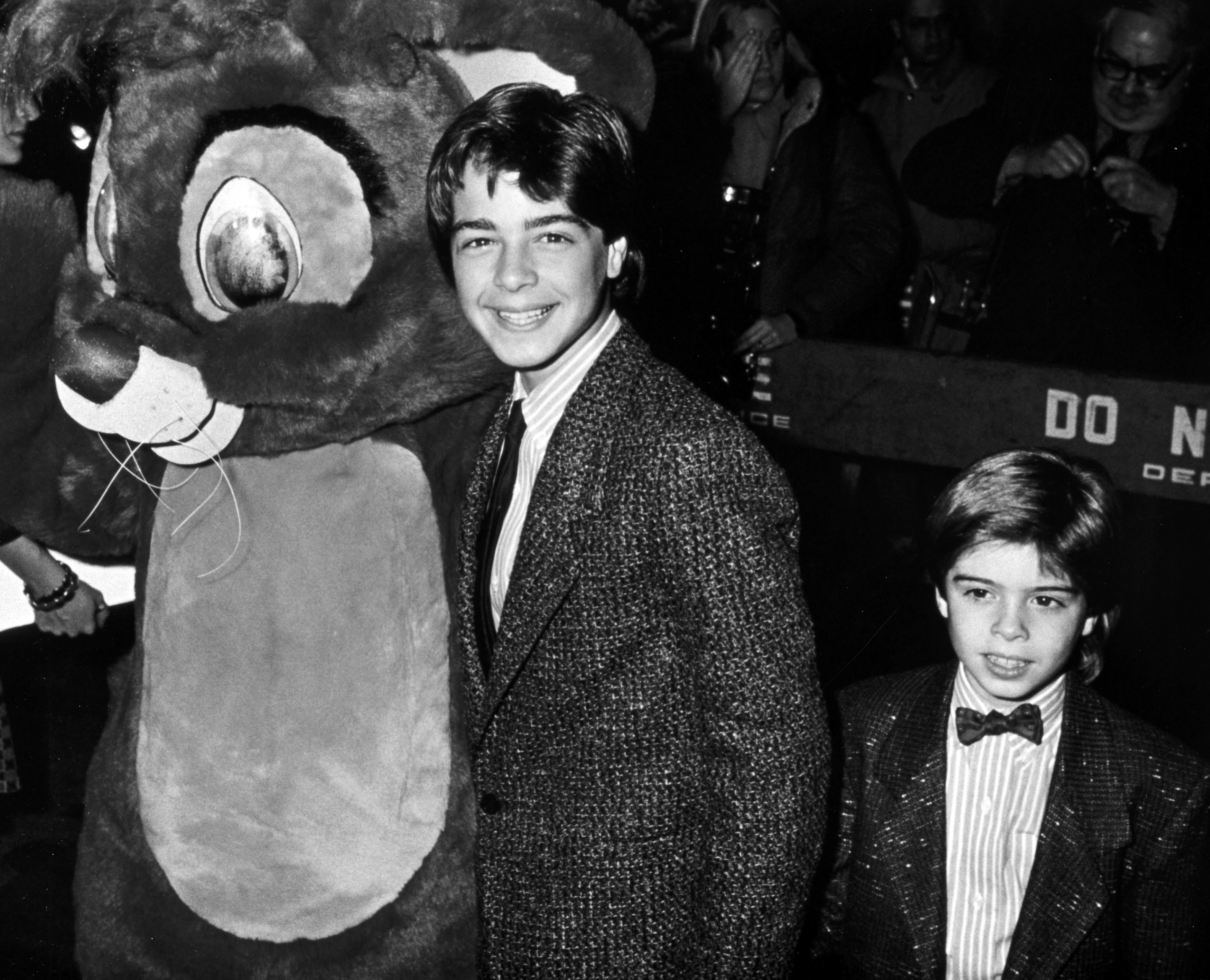 Joey Lawrence und Matthew Lawrence bei der Premiere von "Oliver & Company" in Los Angeles, 1988 | Quelle: Getty Images