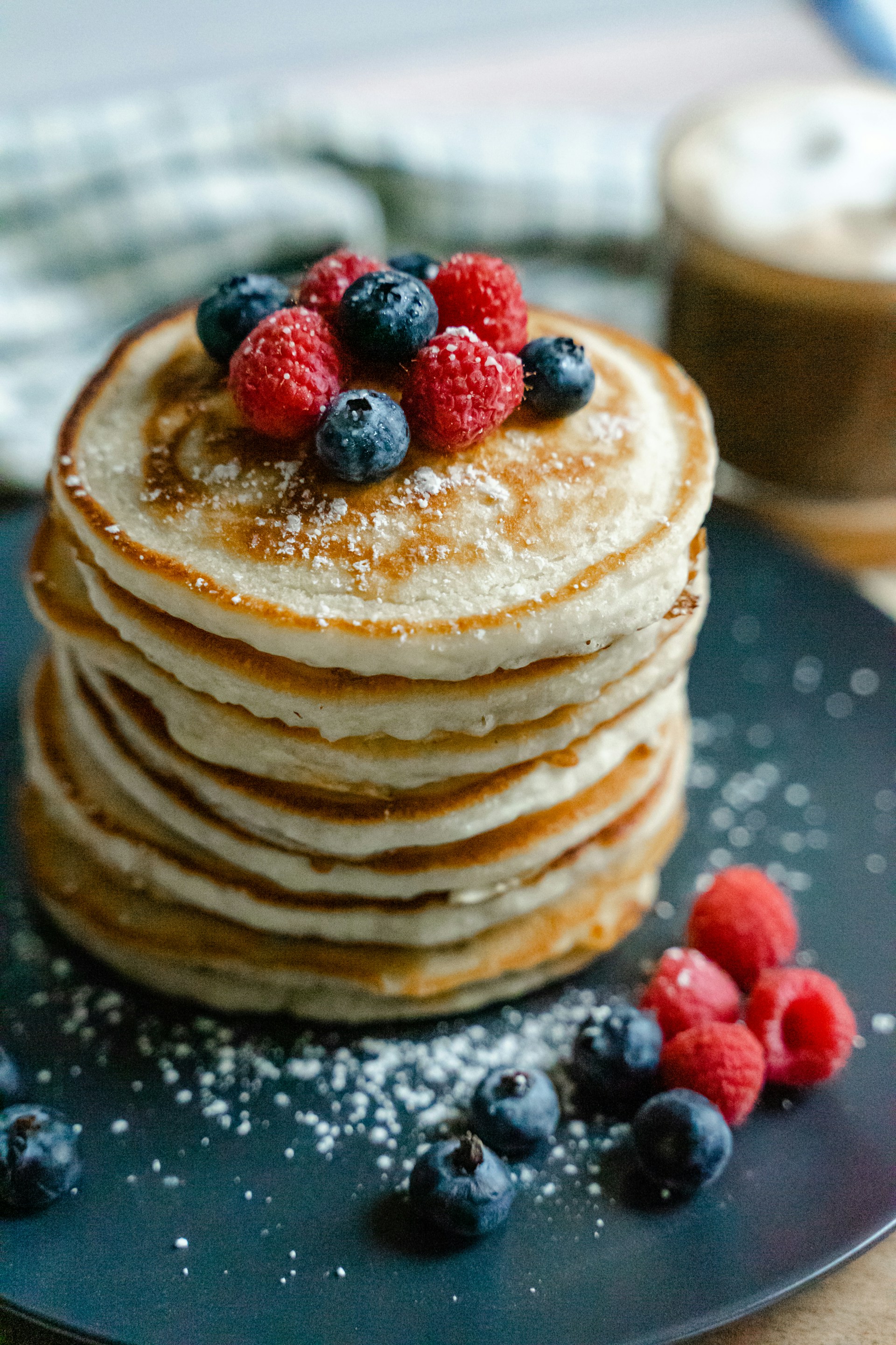 Ein Teller mit leckeren Pfannkuchen mit Blaubeeren und Himbeeren | Quelle: Unsplash