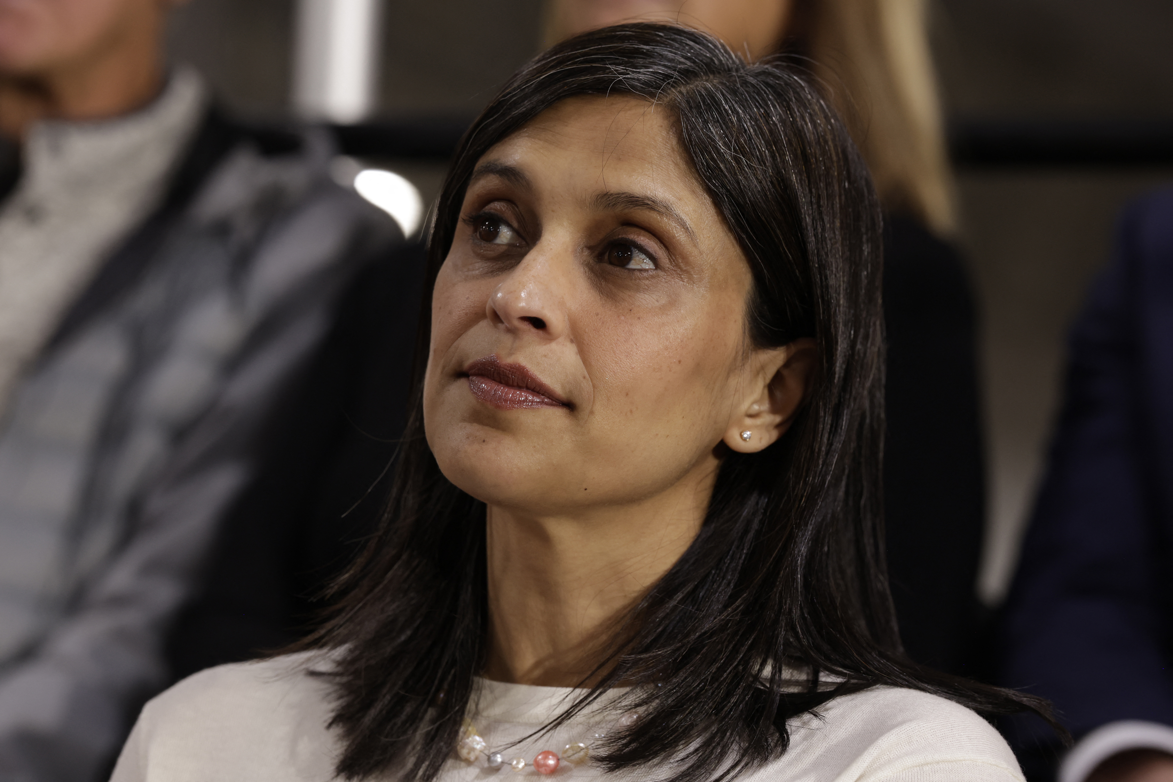 Usha Vance besucht im März 2026 eine Produktionsstätte in Auburn Hills, Michigan. Monate später gerät die Second Lady bei einer Familienreise nach Alaska in den Mittelpunkt eines beunruhigenden Moments, der von der Kamera eingefangen wurde. | Quelle: Getty Images