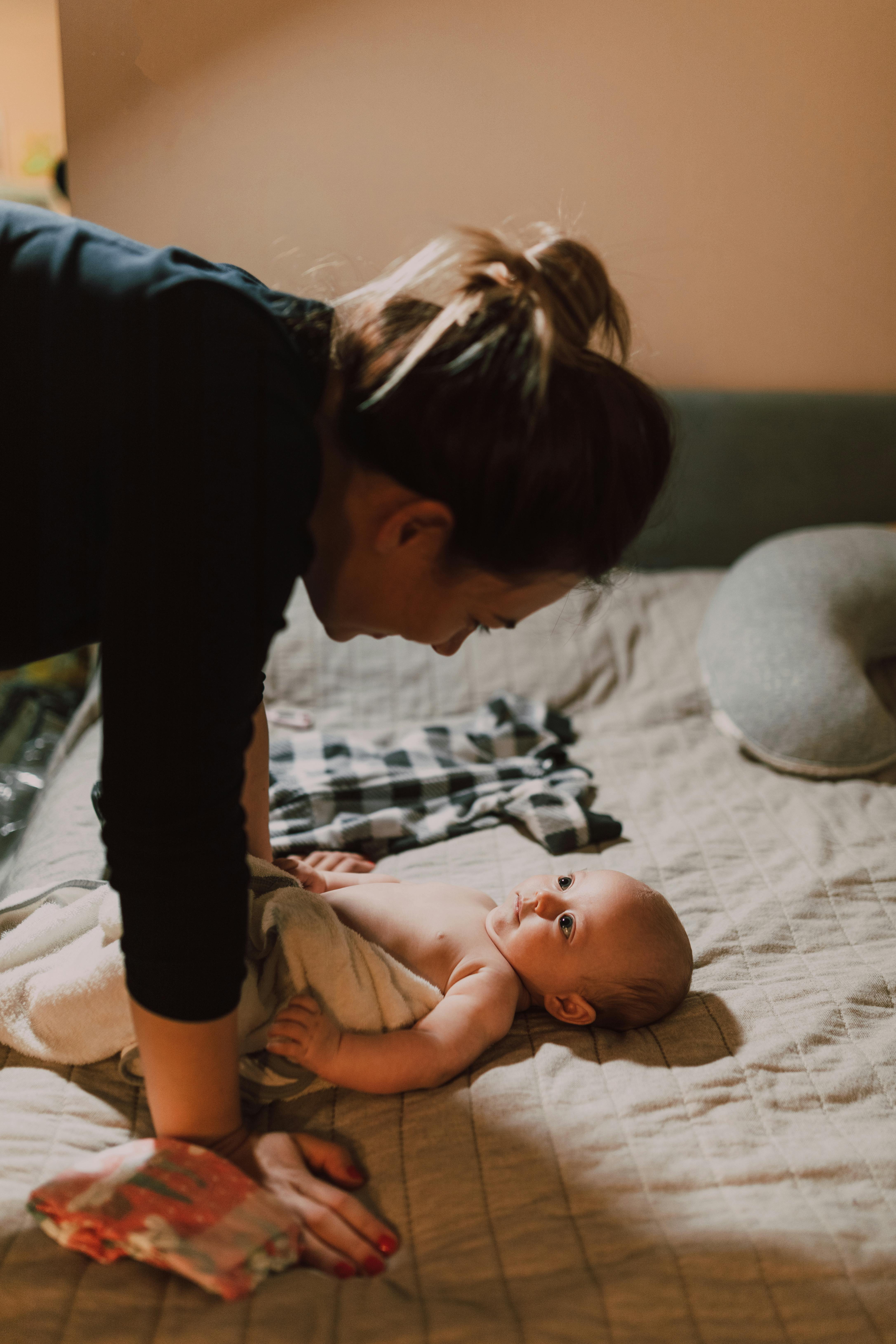 Eine Mutter und ihr Neugeborenes | Quelle: Pexels