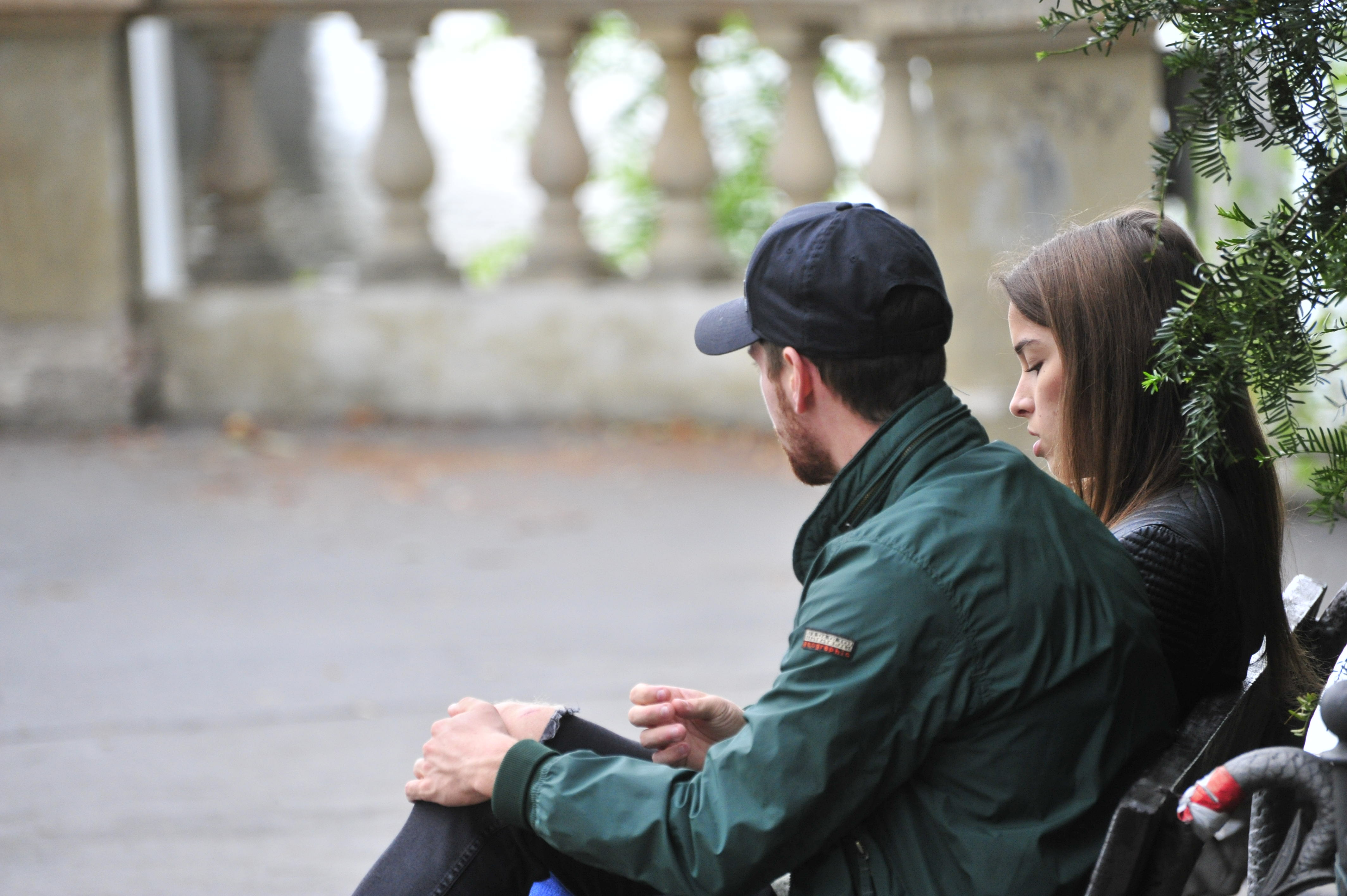 Ein Paar sitzt auf einer Bank | Quelle: Shutterstock
