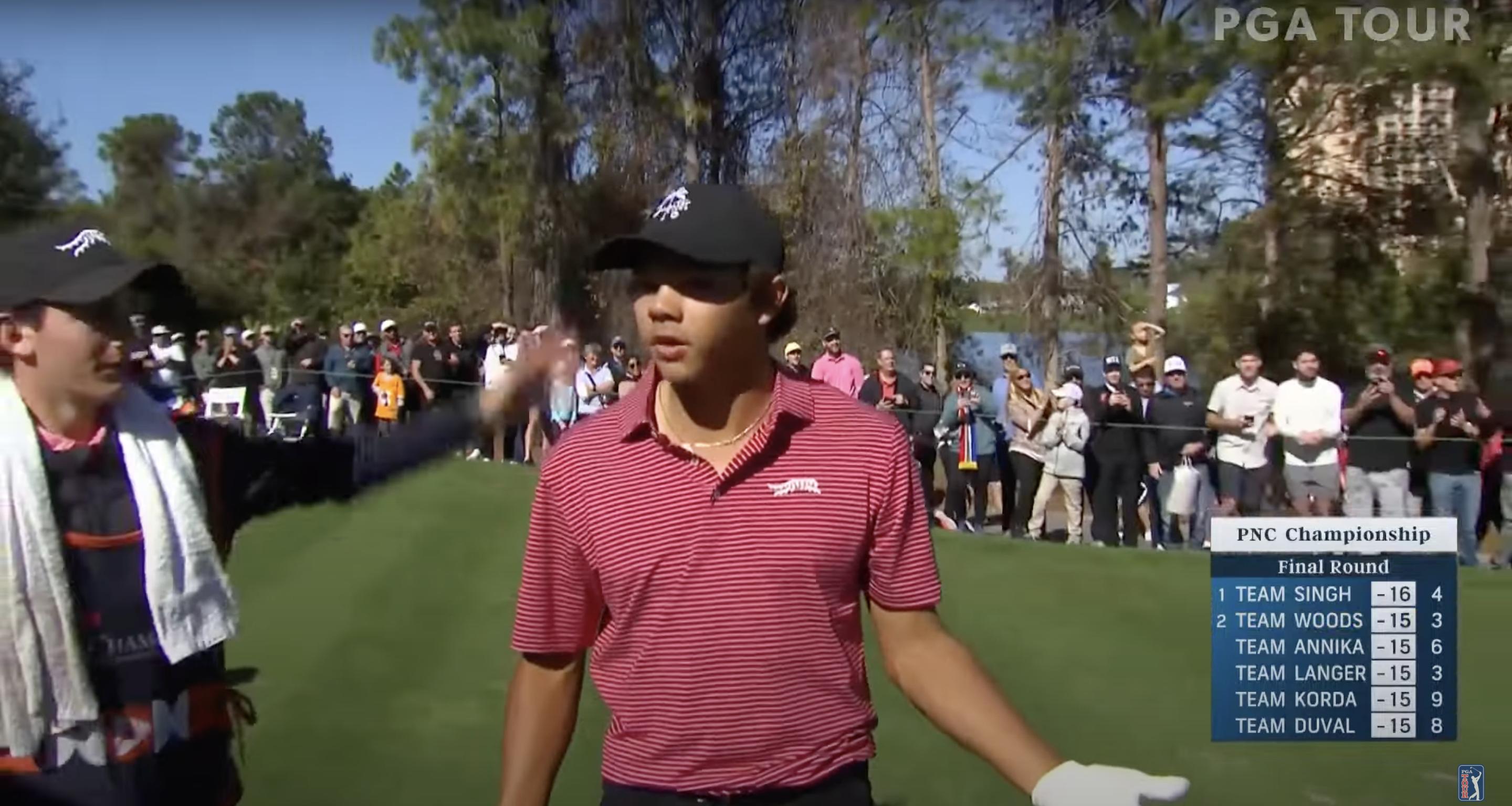 Charlie Woods bei der letzten Runde der PNC Championship 2024 in Florida, aufgenommen am 23. Dezember 2024 | Quelle: YouTube.com/PGATOUR