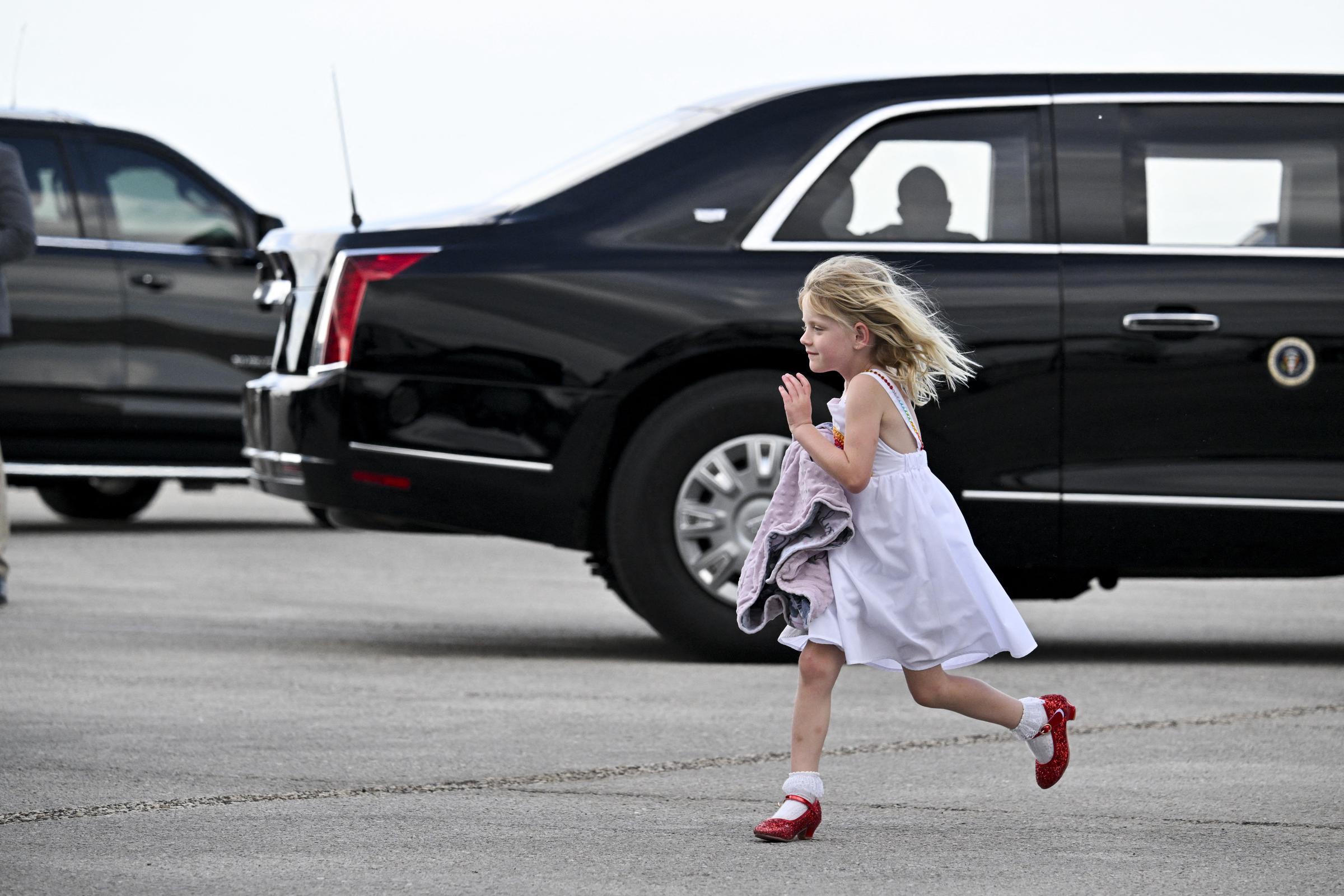 Carolina Trump, die Tochter von Eric und Lara Trump, läuft auf dem Rollfeld des Palm Beach International Airport, nachdem sie mit ihren Eltern und ihrem Großvater, dem US-Präsidenten Donald Trump, in West Palm Beach, Florida, am 16. Februar 2025 angekommen ist | Quelle: Getty Images