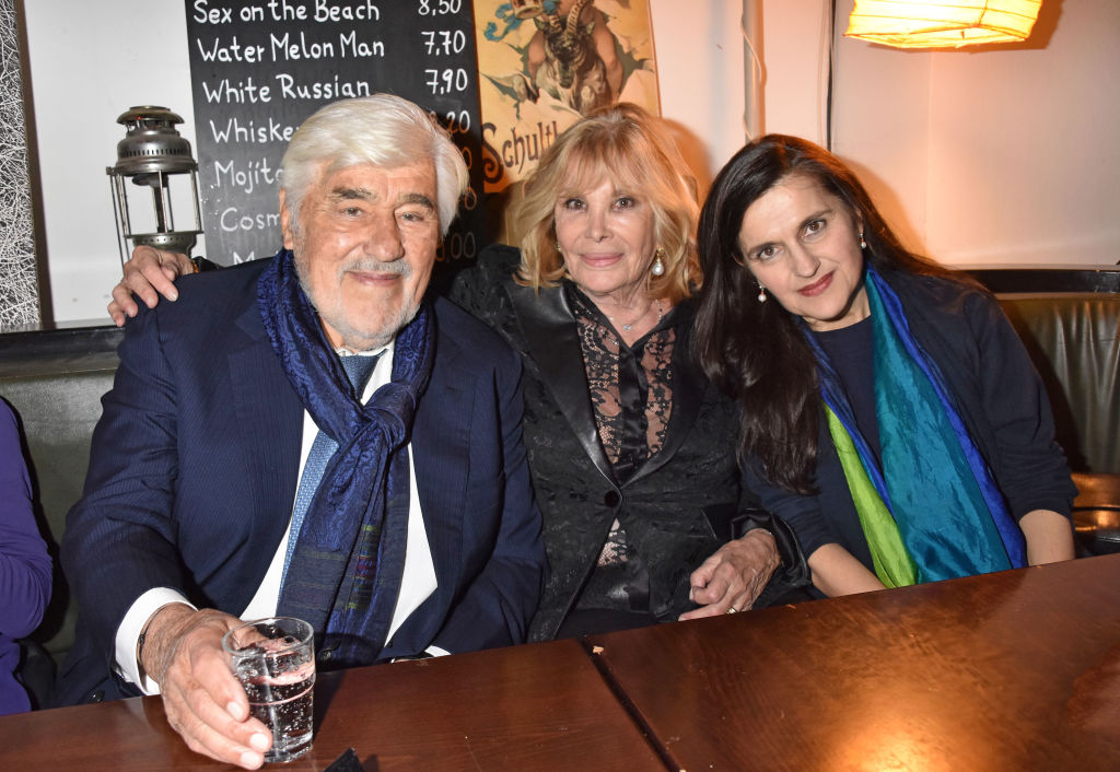 Mario Adorf, seine Frau Monique Faye und ihre Tochter Stella Adorf bei der Verleihung des Ernst-Lubitsch-Preises 2020 im Kino Babylon am 29. Januar 2020 in Berlin | Quelle: Getty Images