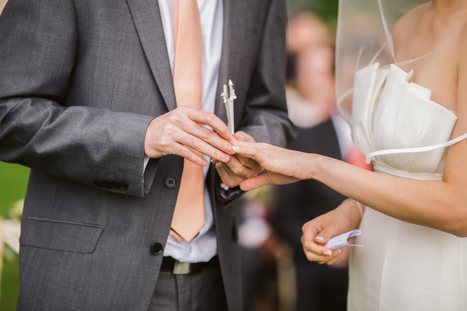 Bräutigam steckt seiner Braut den Ehering an | Quelle: Pexels
