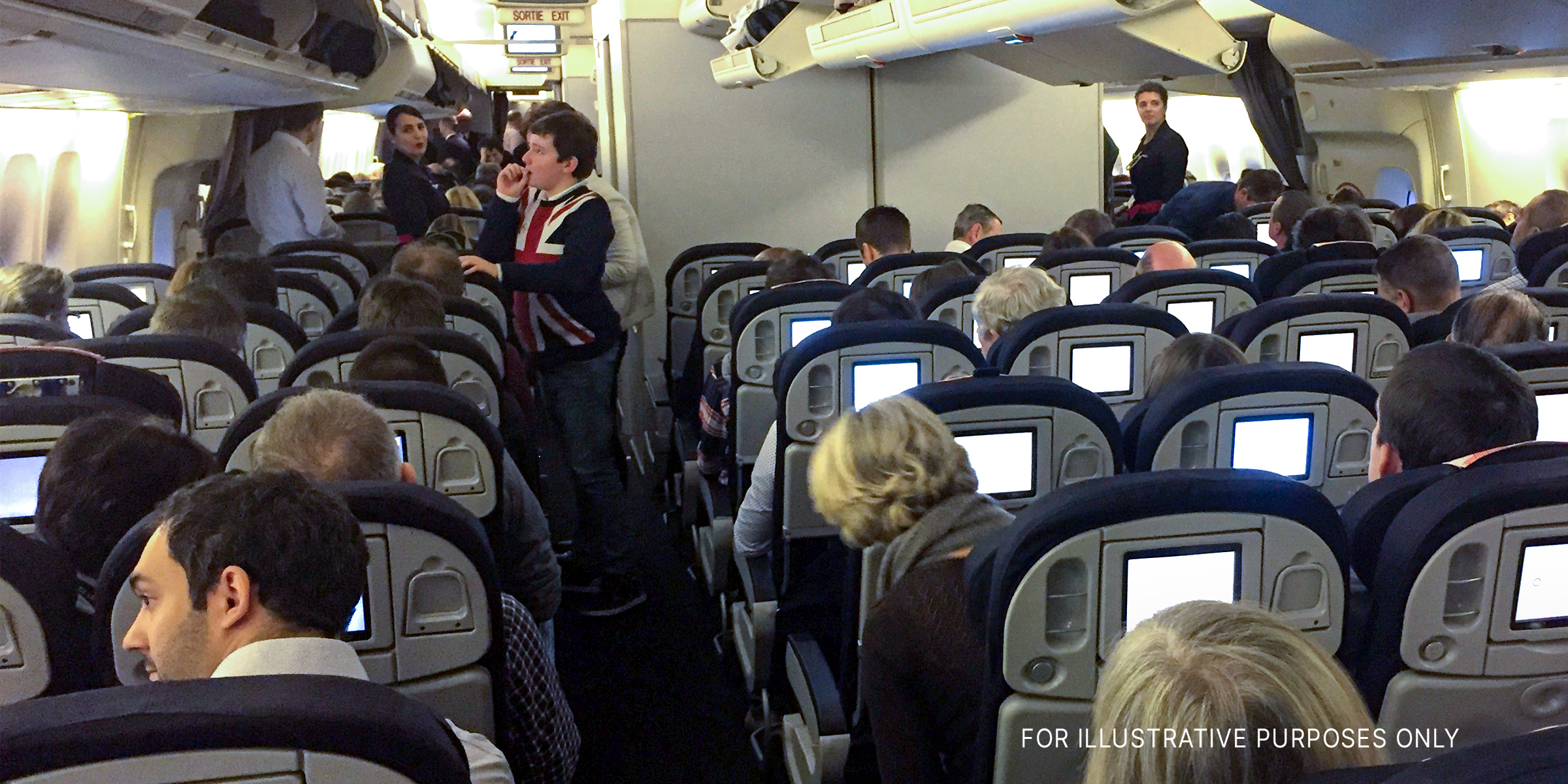 Die Innenkabine eines Flugzeugs, gefüllt mit Passagieren und Besatzung | Quelle: flickr.com/airlines470/CC BY-SA 2.0