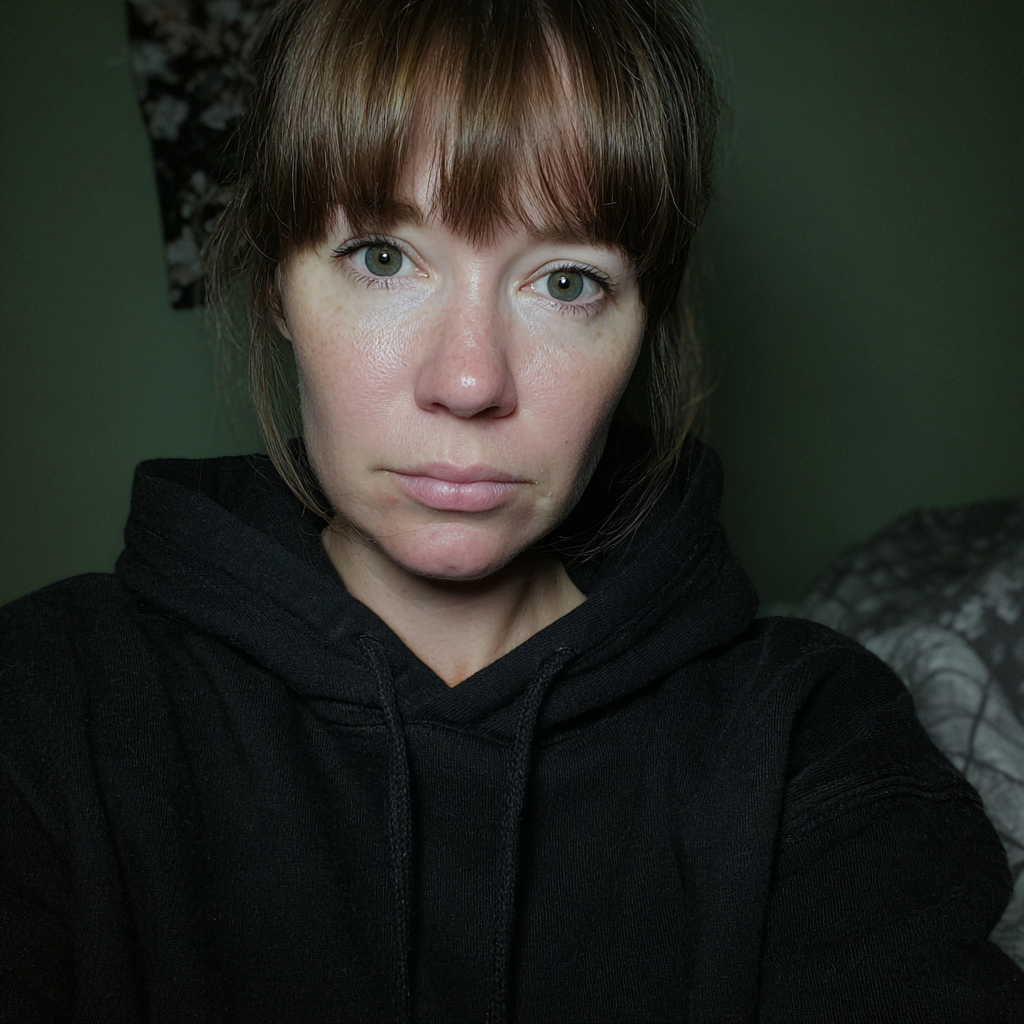 Eine Frau, die einen schwarzen Hoodie trägt | Quelle: Midjourney