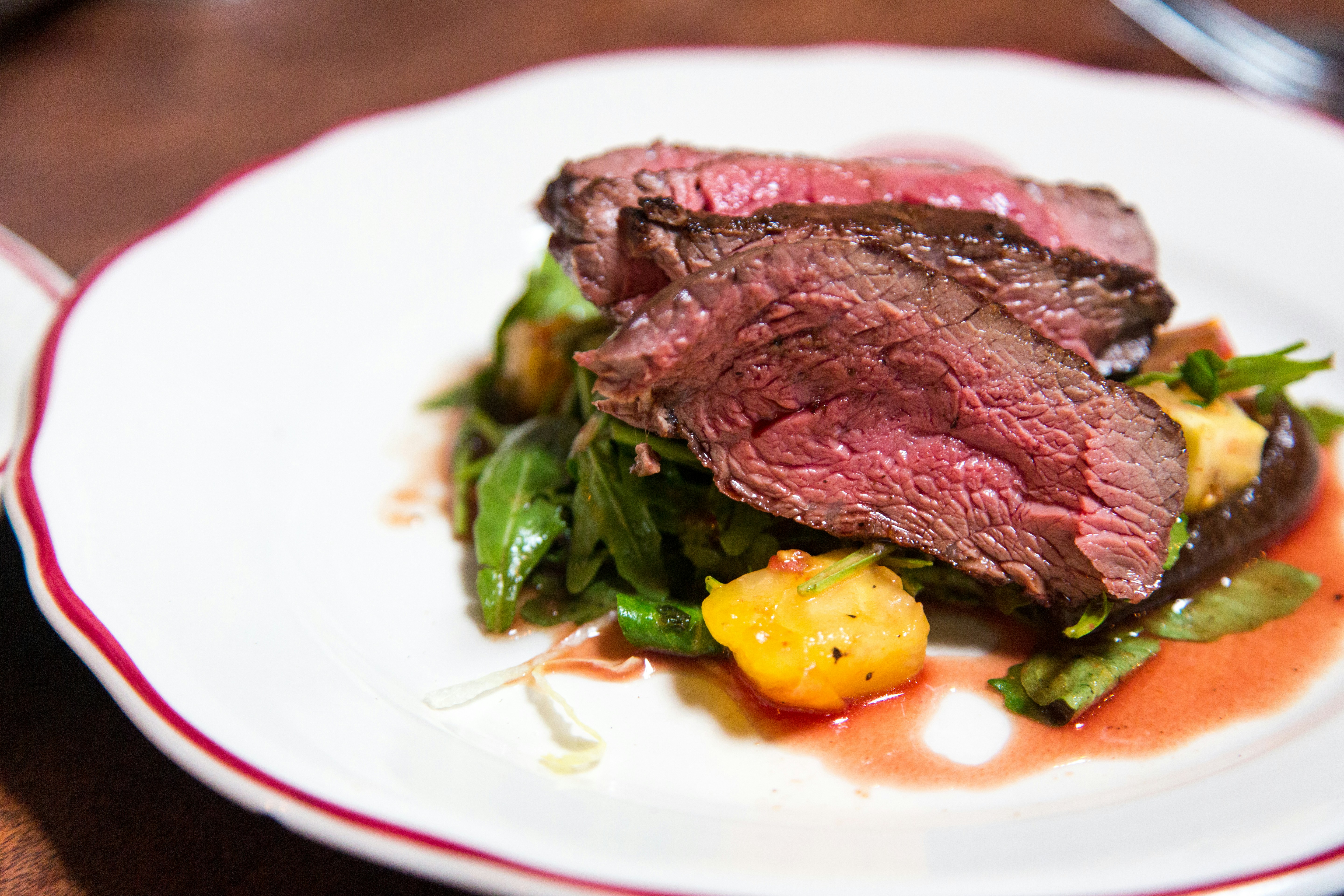 Ein Steak auf einem Teller | Quelle: Unsplash