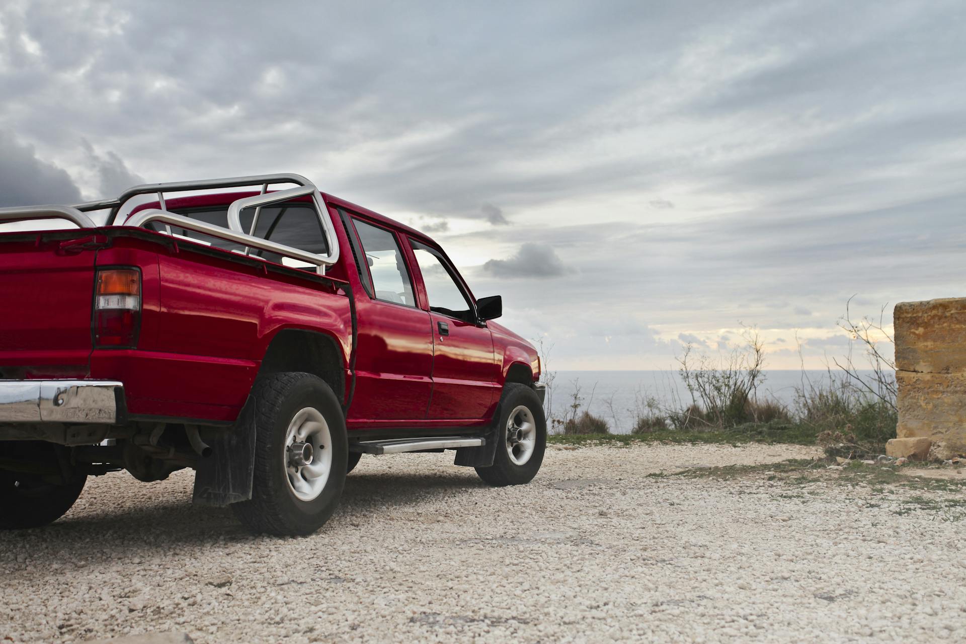 Ein roter Pickup-Truck | Quelle: Pexels