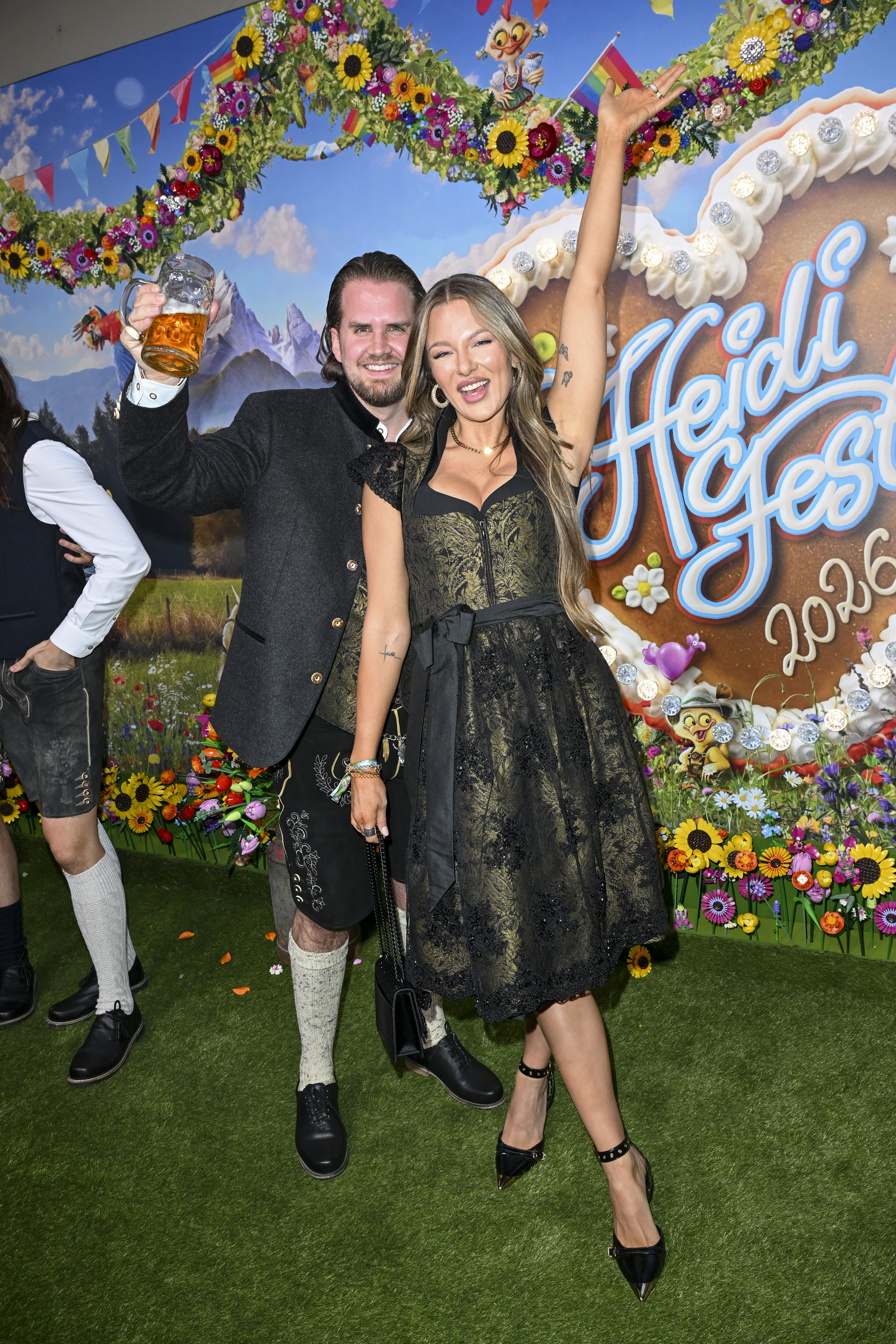 Adrian Louis und Joelina Drews nehmen am 17. September 2026 in München am „HeidiFest By Heidi Klum“ im Vorfeld des Oktoberfestes 2026 im Hofbräuhaus München teil | Quelle: Getty Images