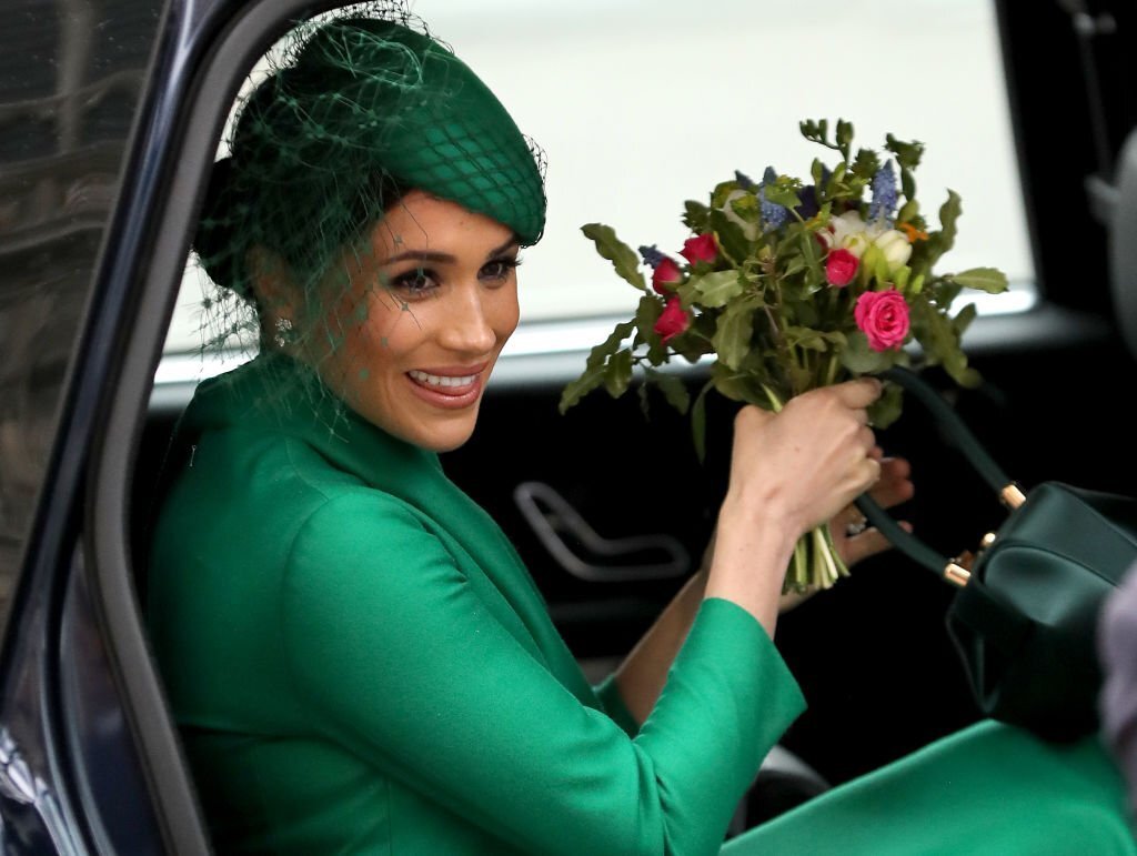 Meghan Markle in grünem Kleid steigt ins Auto. | Quelle: Getty Images