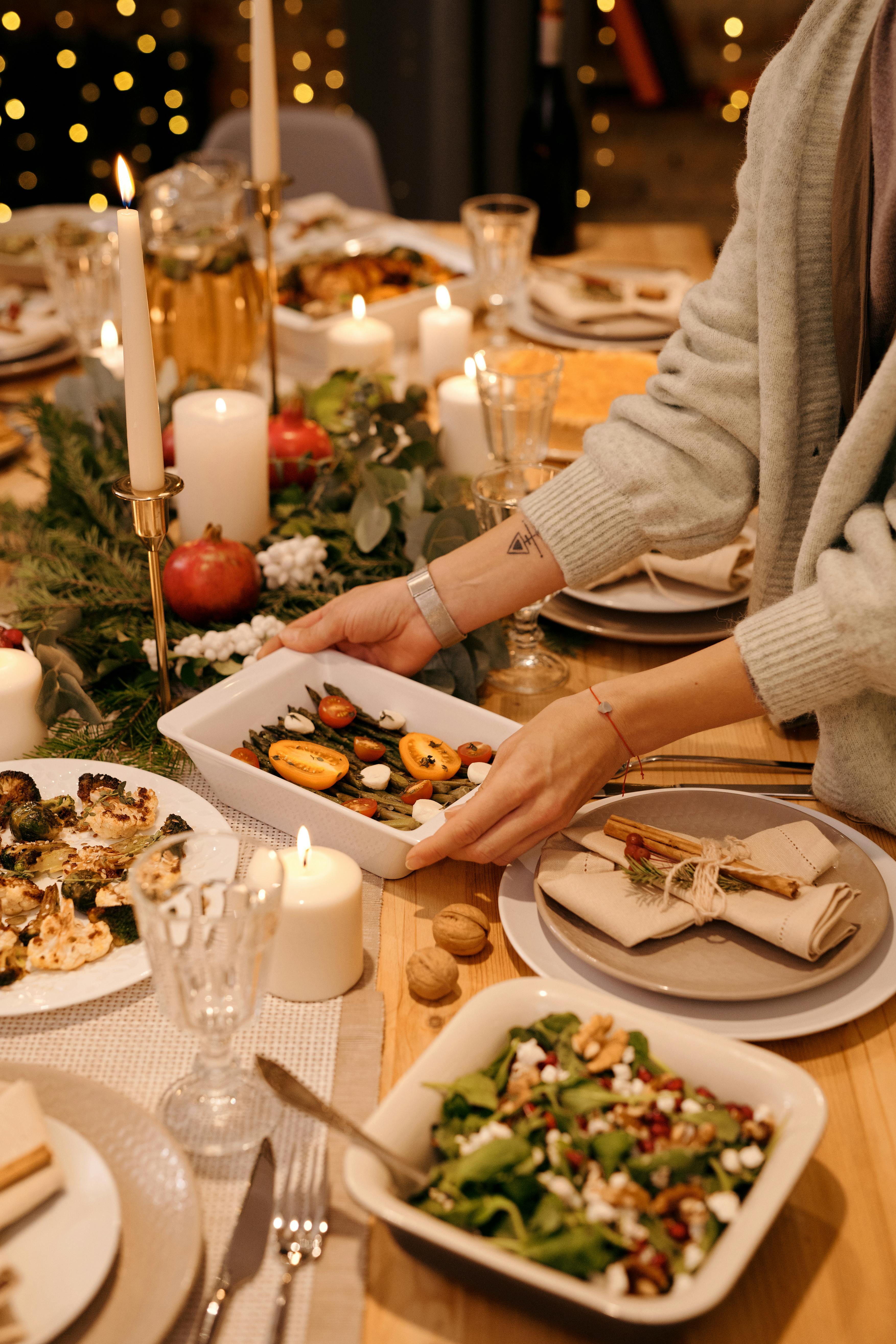 Sarah serviert das Abendessen für Mark und David | Quelle: Pexels