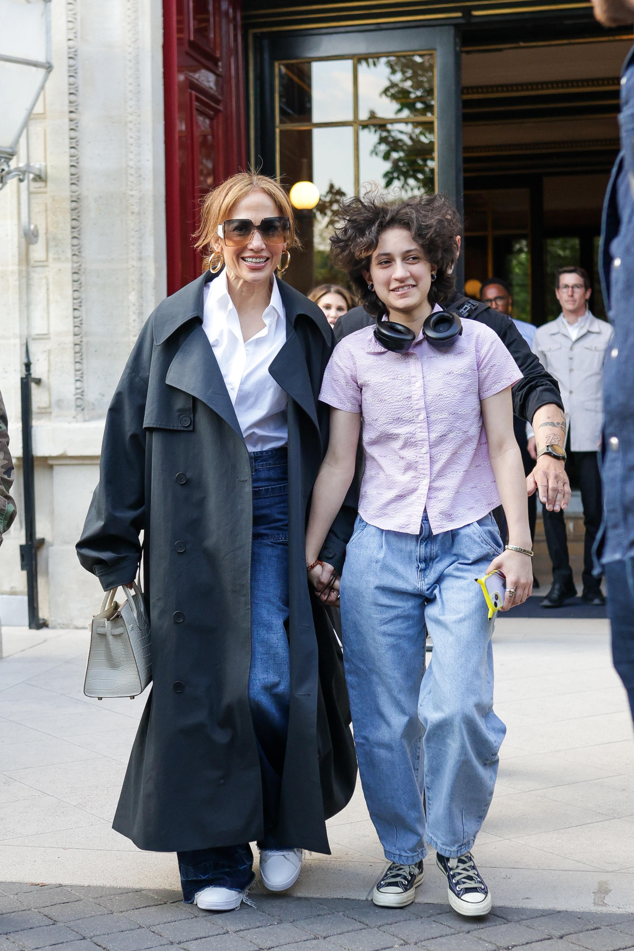 Jennifer Lopez und Emme Muñiz verlassen am 9. Mai 2024 ihr Hotel in Paris, Frankreich. | Quelle: Getty Images