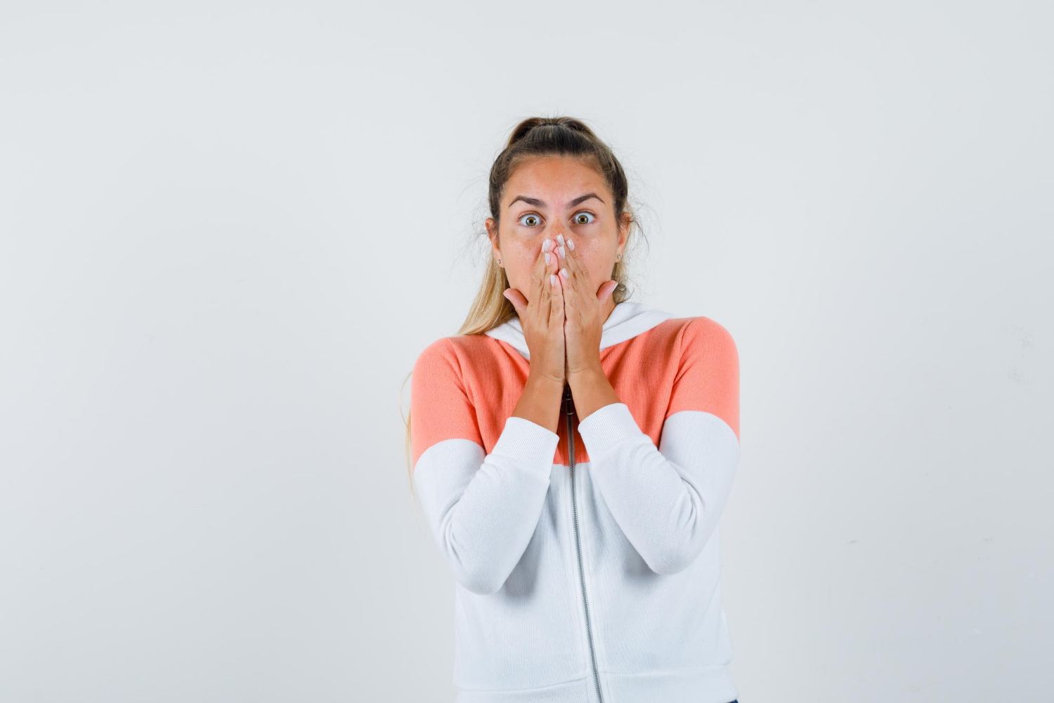Eine verängstigte Frau | Quelle: Freepik