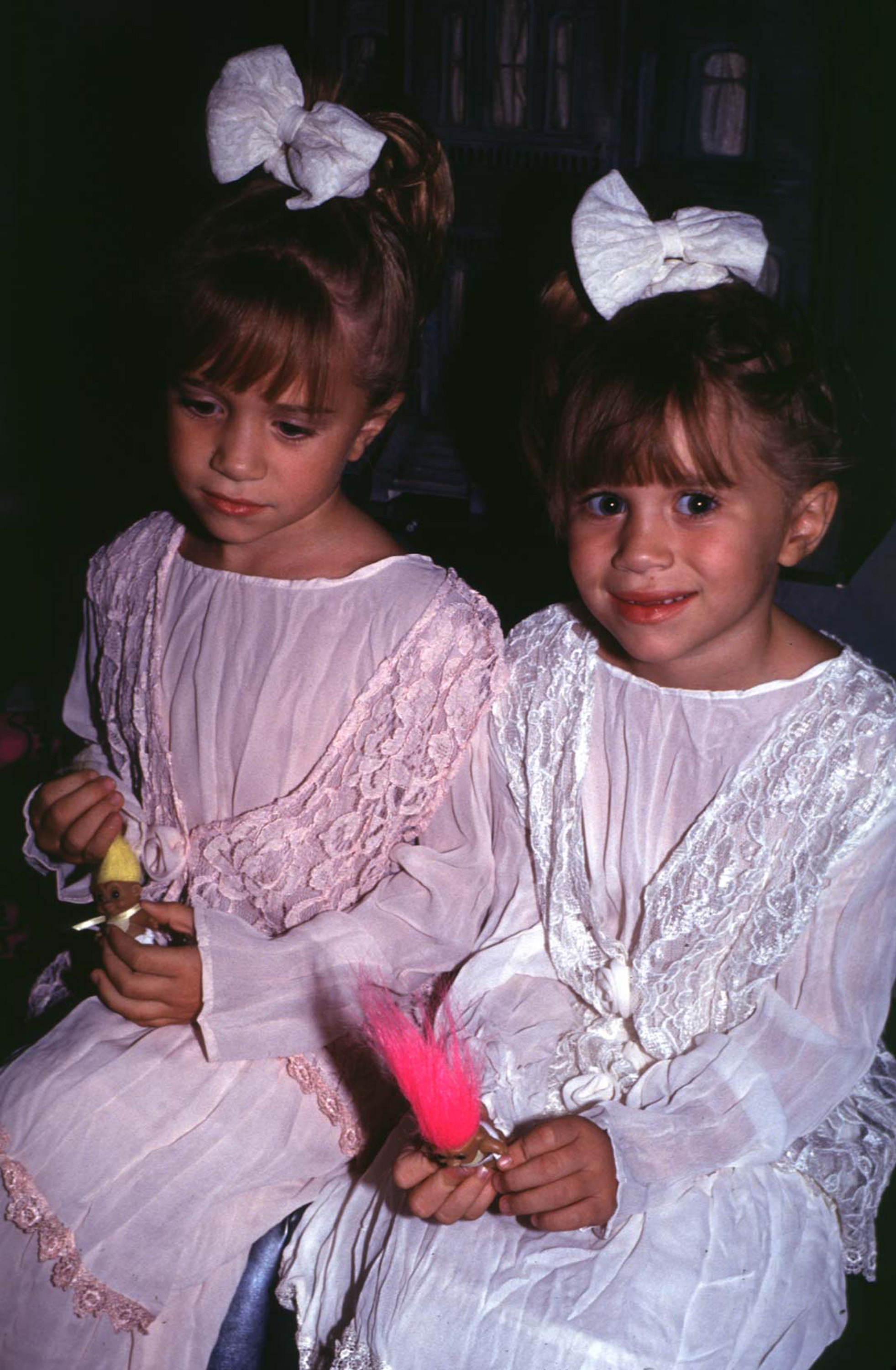 Mary-Kate und Ashley Olsen bei ihrem Auftritt im Planet Hollywood in New York City am 5. Oktober 1993 | Quelle: Getty Images