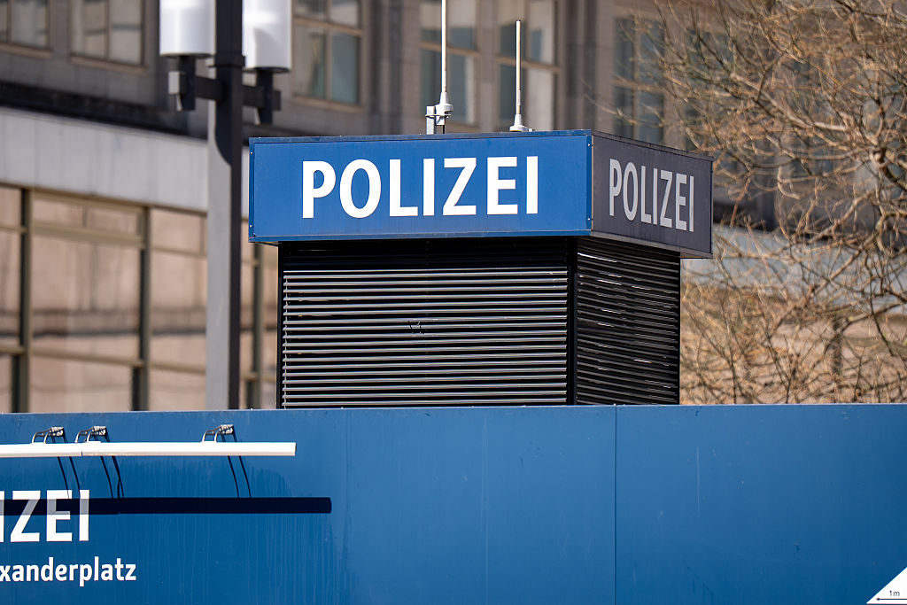 Am 21. April 2026 ist in Berlin, Deutschland, ein „Polizei“-Schild zu sehen. Das Schild weist auf eine Polizeidienststelle hin, die staatliche Strafverfolgungsbehörde. | Quelle: Getty Images