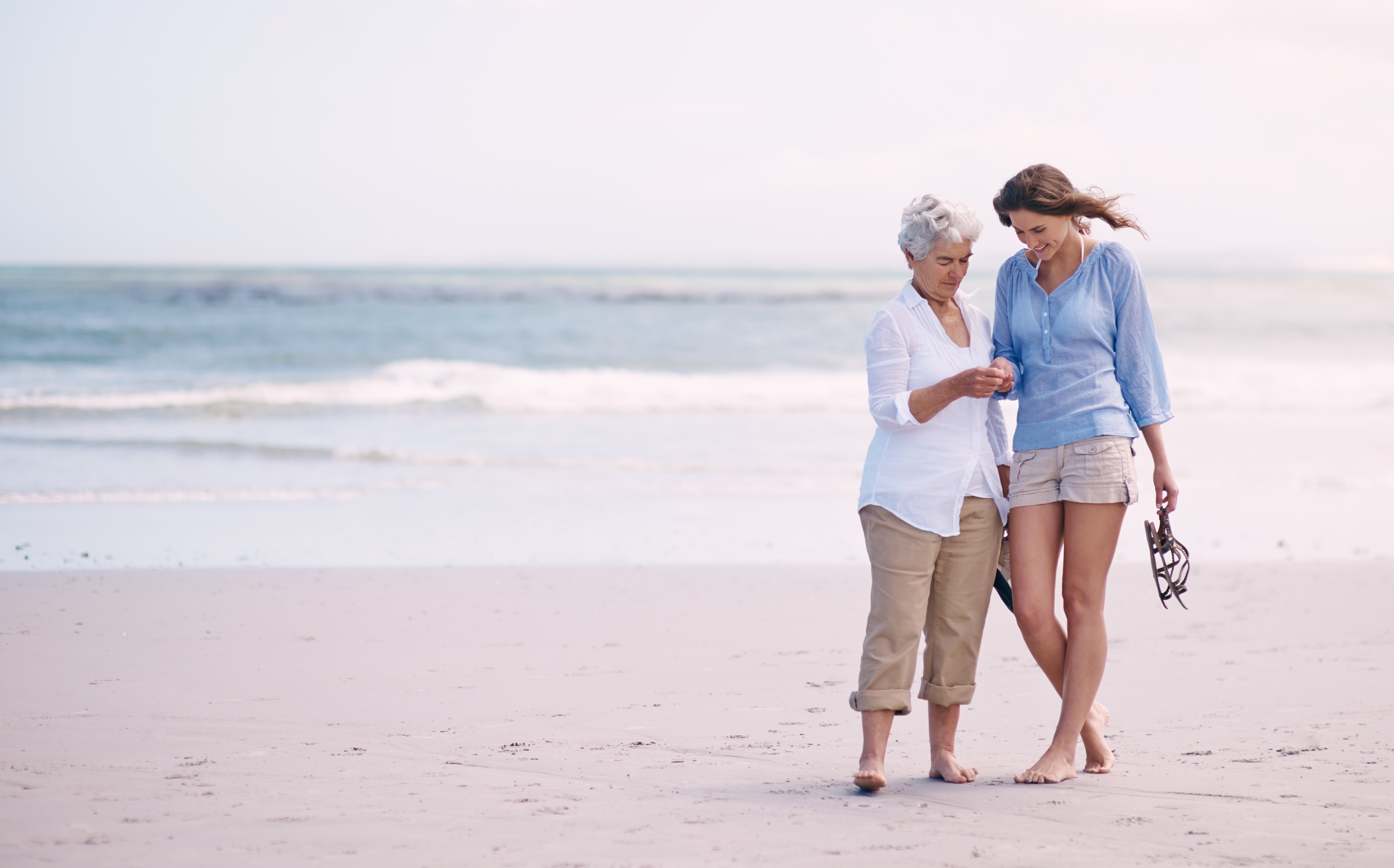 Mutter und Tochter verbringen viel Zeit am Strand | Quelle: Shutterstock