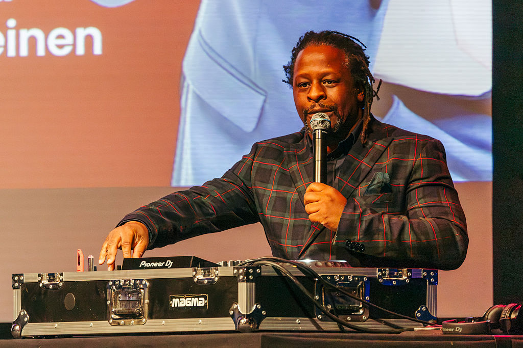 TV-Reporter Mola Adebisi live auf der Bühne während des Podcasts und der Talkshow „Der große Jahresrückblick“ im Admiralspalast am 10. Dezember 2025 in Berlin, Deutschland | Quelle: Getty Images