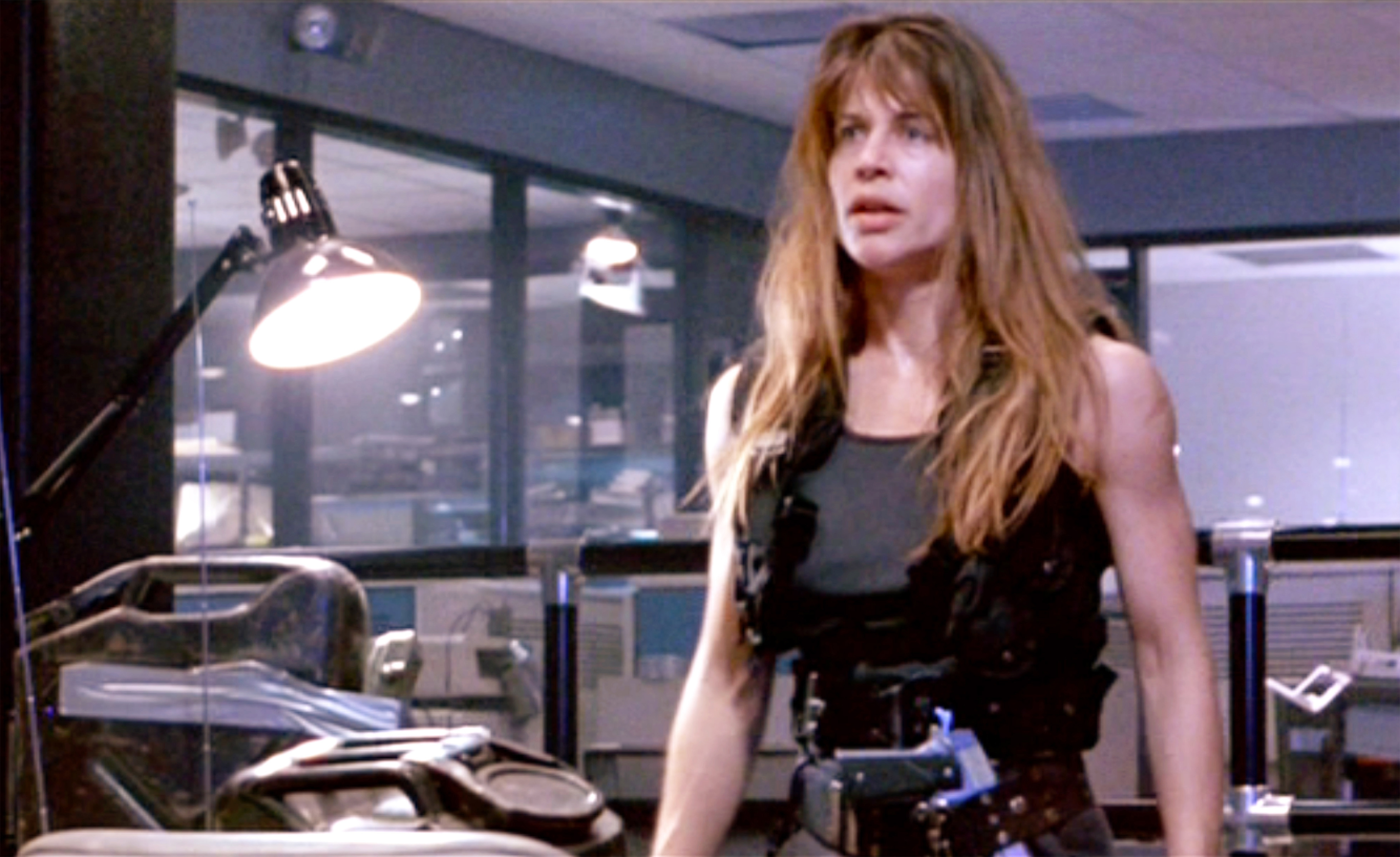 Linda Hamilton bei den Dreharbeiten zu "Terminator 2: Judgment Day" am 3. Juli 1991. | Quelle: Getty Images