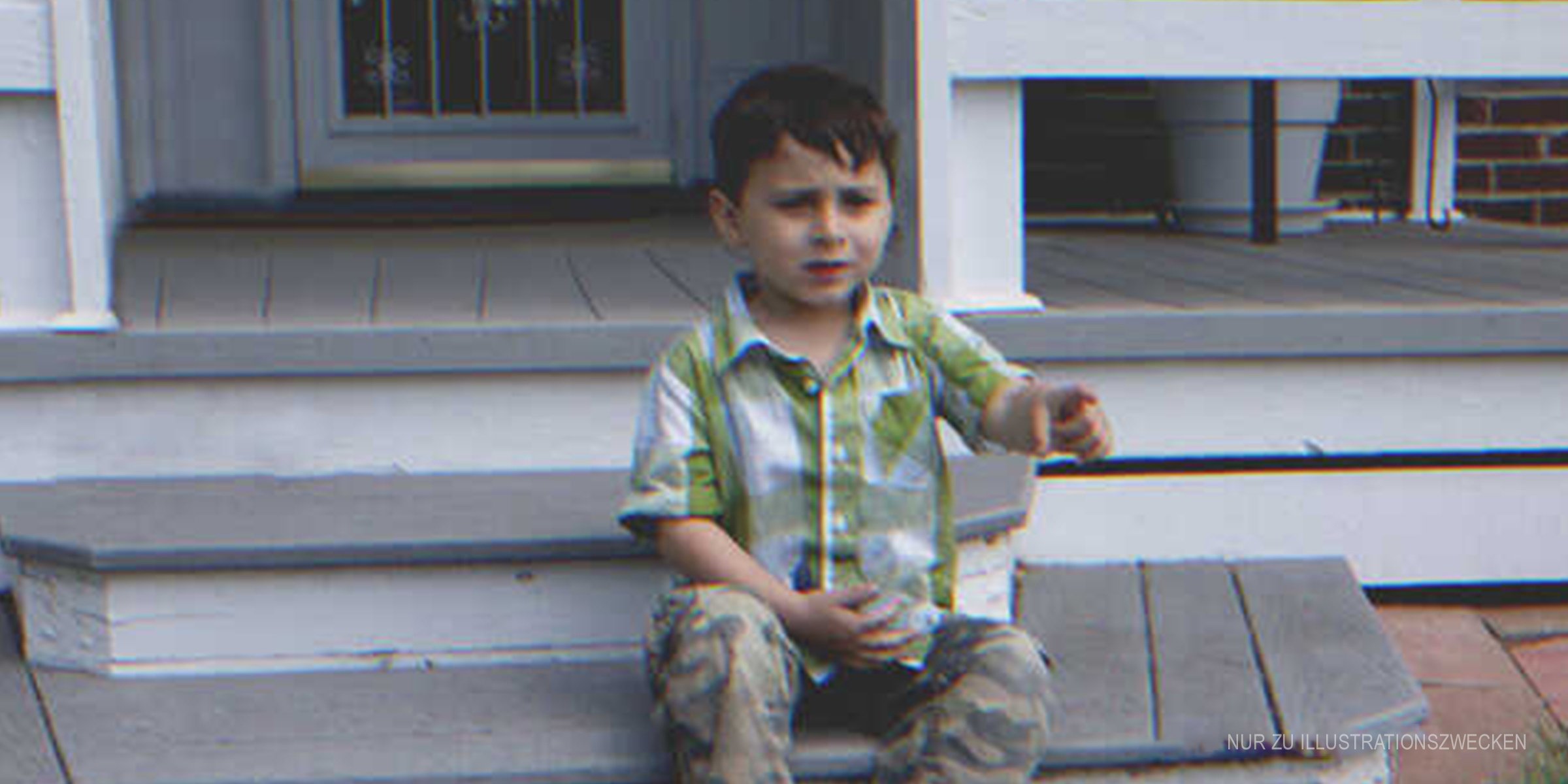 Kleiner Junge sitzt vor der Haustür | Quelle: Flickr / davitydave (CC BY 2.0)